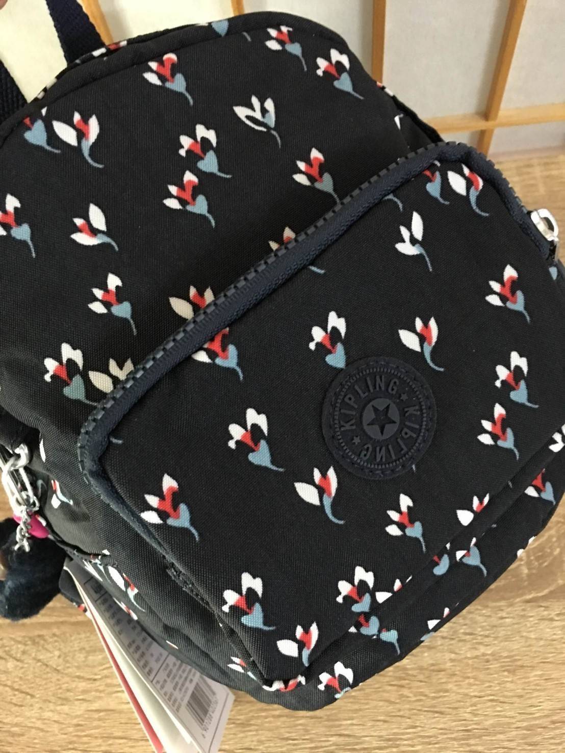 Kipling Mini K12673 กระเป๋าขนาดมินิ ใช้งานได้ถึง 3 แบบ ปรับเป็นเป้สะพายหลัง สะพายข้าง และมีหูหิ้ว ลวดลายสวยน่ารัก มีช่องเก็บหลายช่องแยกเก็บของจุกจิก ด้านข้างมีช่องโล่งไว้ใส่ของที่ต้องหยิบใช้บ่อยครั้ง สะพายได้กับสาวทุกลุคเลยค่ะ ไม่ควรพลาดเลยค่ะรุ่นนี้รีบจอ