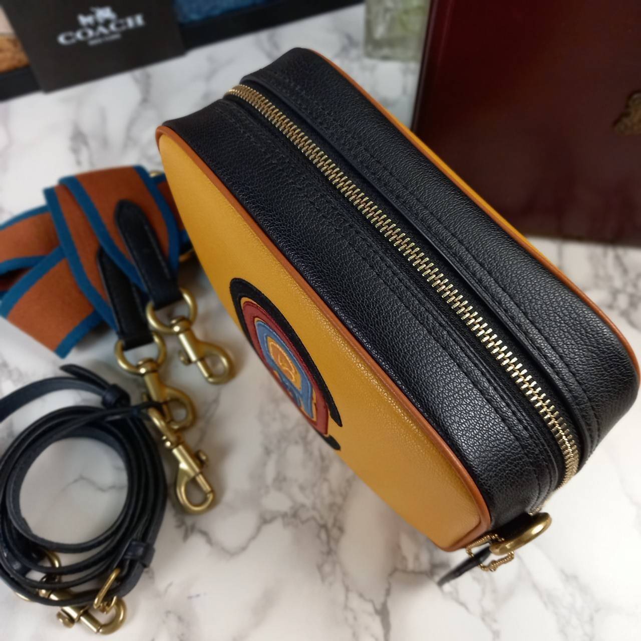 OUTLET 】COACH Camera Bag In Colorblock With Coach Patch (COACH F79278) 🍁หายากมากๆแล้วรุ่นนี้**จะถือ หรือสะพาย ได้ตามใจสั่ง //วัสดุหนังแท้เต็มใบ คุณภาพหนังดีมากๆ ปักโลโกตัวC ด้านหน้า ดูดีแบบไม่ซ้ำใคร //มาพร้อมสายสะพาย 2 สาย >>สายหนัง และสายสป