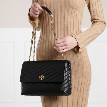 Large : Tory Burch Kira Chevron Quilted Convertible Leather Crossbody Bag เป็นกระเป๋าที่ใช้ในการออกงานสำคัญหรือวันที่มีปาร์ตี้สังสรรค์ คุณควรเลือกใช้กระเป๋าที่มีดีไซน์สะดุดตา เพราะจะช่วยยกระดับและเพิ่มเสน่ห์ให้กับตัวคุณเองมากยิ่งขึ้น หากเป็นงานทางการ เช่น