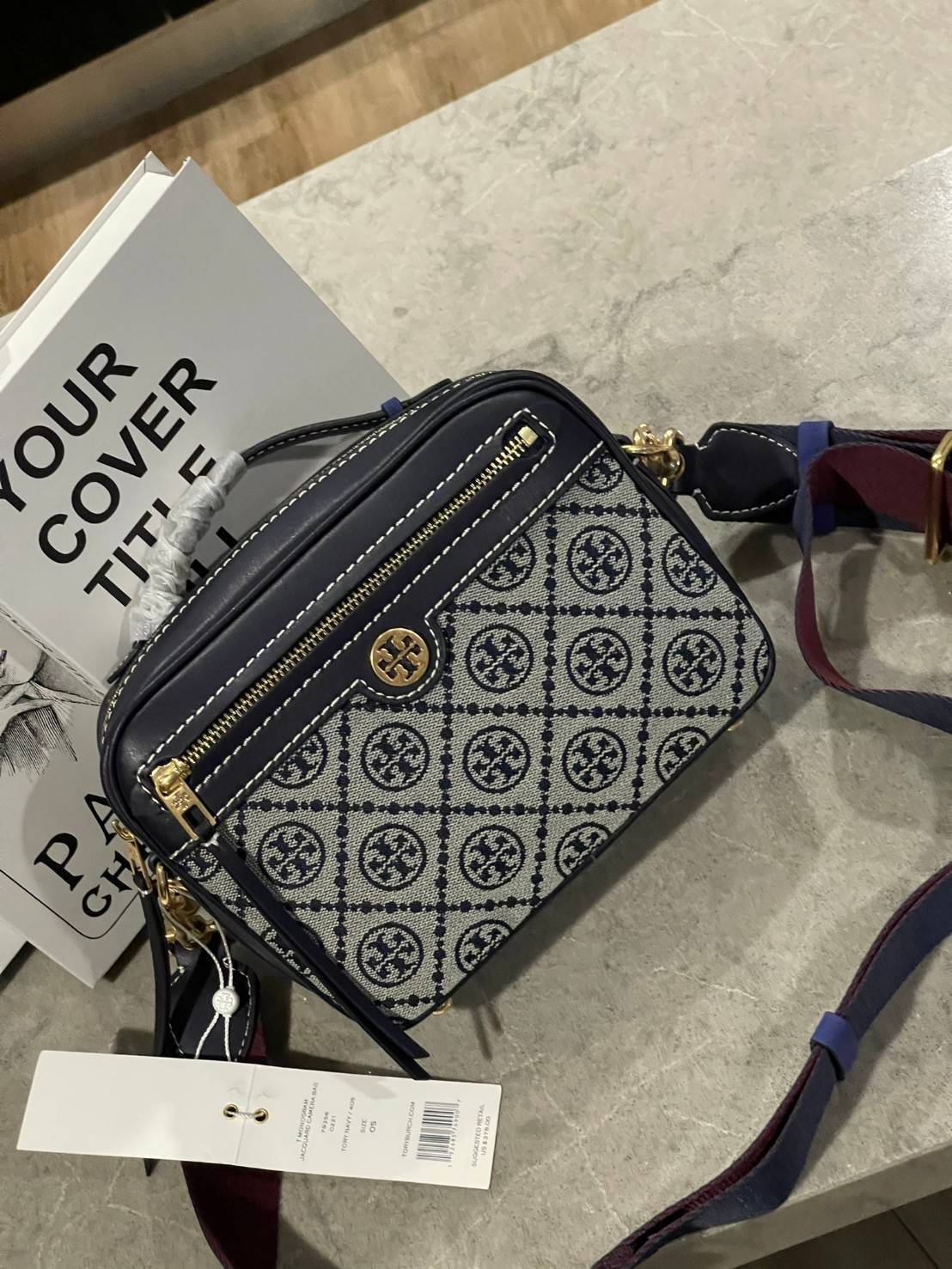 TORY BURCH T MONOGRAM JACQUARD CAMERA BAG การออกแบบที่เรียบง่าย แต่ยังคงความหรูหราเอาไว้ โดดเด่นด้วยลวดลาย T Monogram