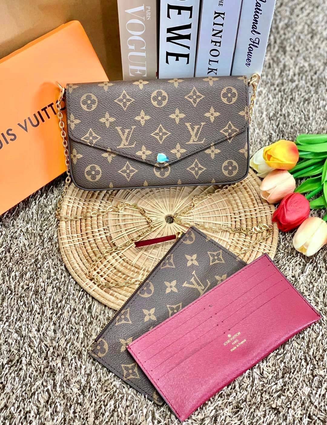 เน้นใช้งานได้จริงในชีวิตประจำวันค่ะ Louis vuitton felicie pochette พร้อมส่ง ซื้อ1ได้ถึง3!! มีไม่มาก หมดแล้วหมดเลยจ้าา! Premium gift จาก LV กระเป๋าสะพายข้างหรือถือแบบคลัทออกงาน หนังแกะแท้สวยงามค่ะ เปิดปิดกระเป๋าแบบกระดุม ภายในสามารถใส่มือถือได้ทุกรุ่น;พาสป