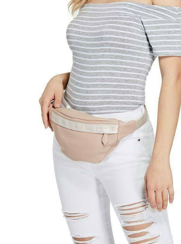 GUESS GESABEL GYM FANNY PACK กระเป๋าหนังคาดเอว/อก ด้านหน้าปั๊มโลโก้แบรนด์ทรงสามเหลี่ยม ตัวกระเป๋าเปิดปิดด้วยซิปใช้งานง่าย มี 2 ช่องซิป มีลูกเล่นซ่อนซิปหน้าคาดปิดด้วยสายพิมพ์โลโก้ ภายในกระเป๋าโล่งกว้าง สามารถใส่มือถือได้ทุกรุ่น จุของได้เยอะ รับรองถูกใจสาวๆ
