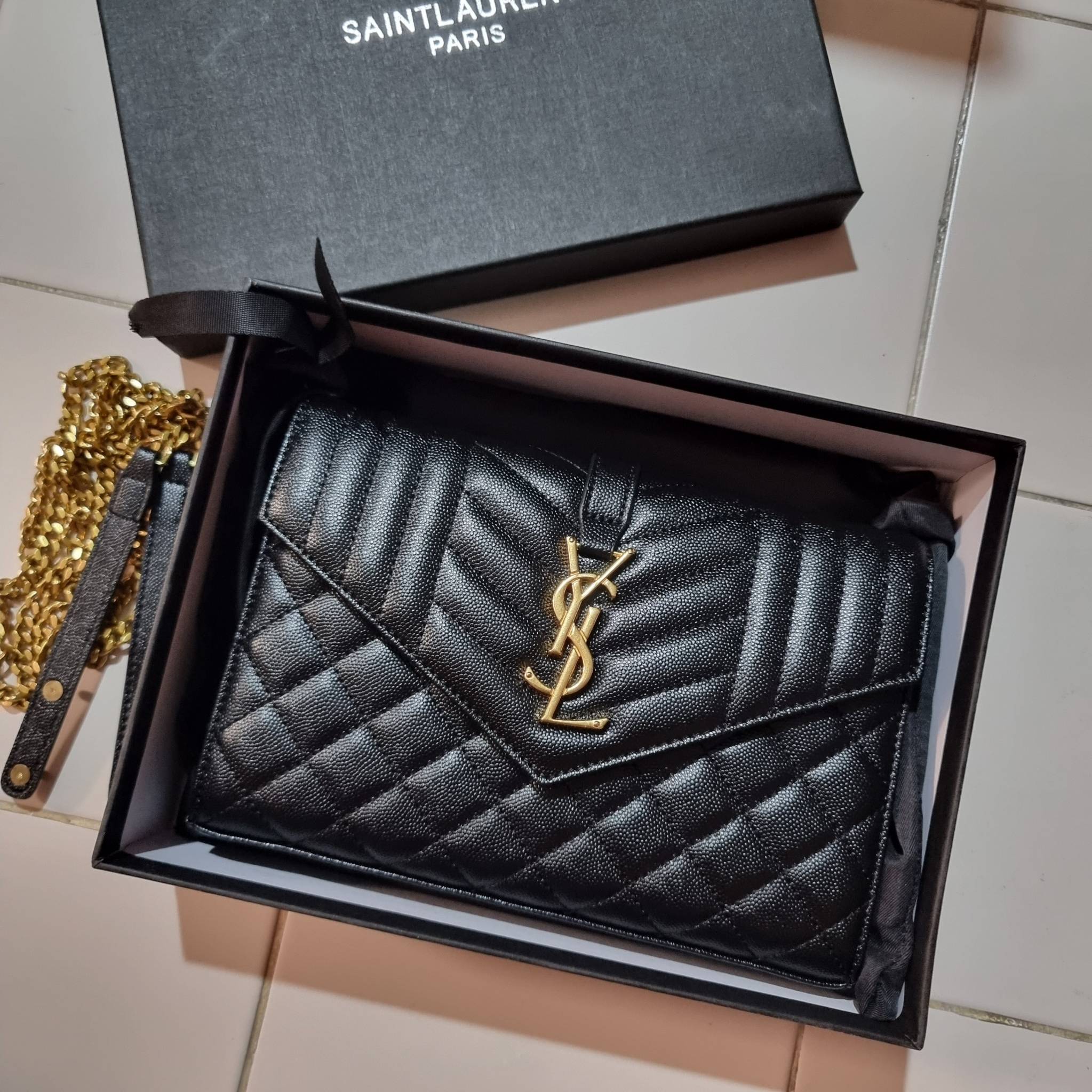 Yves Saint laurent envelope quilted with chain / YSL WOC กระเป๋าสะพายทรง woc สุดฮอต ในดีไซน์ใหม่ ดีเทลเย็บสวยคม โดดเด่นกว่าใครแน่นอน วัสดุหนัง pepble ทนทาน ใช้งานง่ายเพียงแค่เปิด-ปิดด้วยกระดุมแม่เหล็ก ภายในแบ่งสัดส่วนได้ดี มีช่องใส่บัตร มีช่องซิป ใส่มือได
