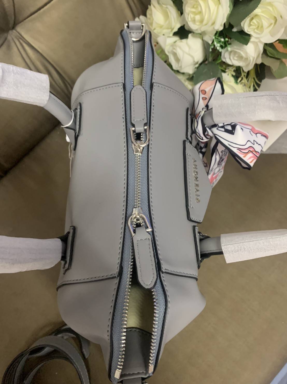 Givenchy Antigona Soft Small Leather Bag เข้ารอบใหม่ ราคาดีต่อใจ .. ไม่มีไม่ได้แล้ว! กระเป๋ารุ่น Iconic อย่าง Antigona Soft รุ่น "Classic" **มาพร้อมผ้าผูกโบว์ น่ารักมากมาย ประดับด้วยสัญลักษณ์ของแบรนด์ Givenchy ด้านหน้า **อะไหล่เงิน ไอเท็มยอดฮิตท