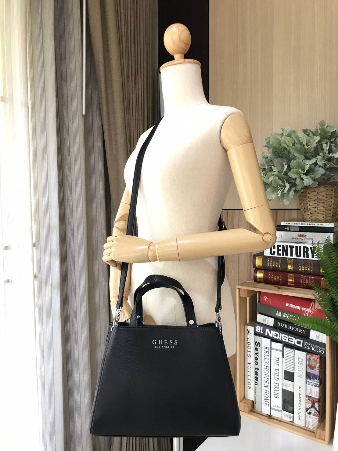 GUESS WOMAN FACTORY SHOULDER BAG กระเป๋าถือหรือสะพาย ทรง A คลาสสิค ขนาดกำลังดี น้ำหนักเบา วัสดุ pu. นิ่ม คุณภาพดี สวยอยู่ทรง ด้านหน้า ประดับโลโก้แบรนด์ เปิดปิดแบบแถบคาดกระดุมแม่เหล็ก ภายในกว้างแบ่ง 2 ช่องใหญ่ มีช่องซิปกลาง เป็นสัดส่วน ซับในลายแบรนด์ ใส่ w