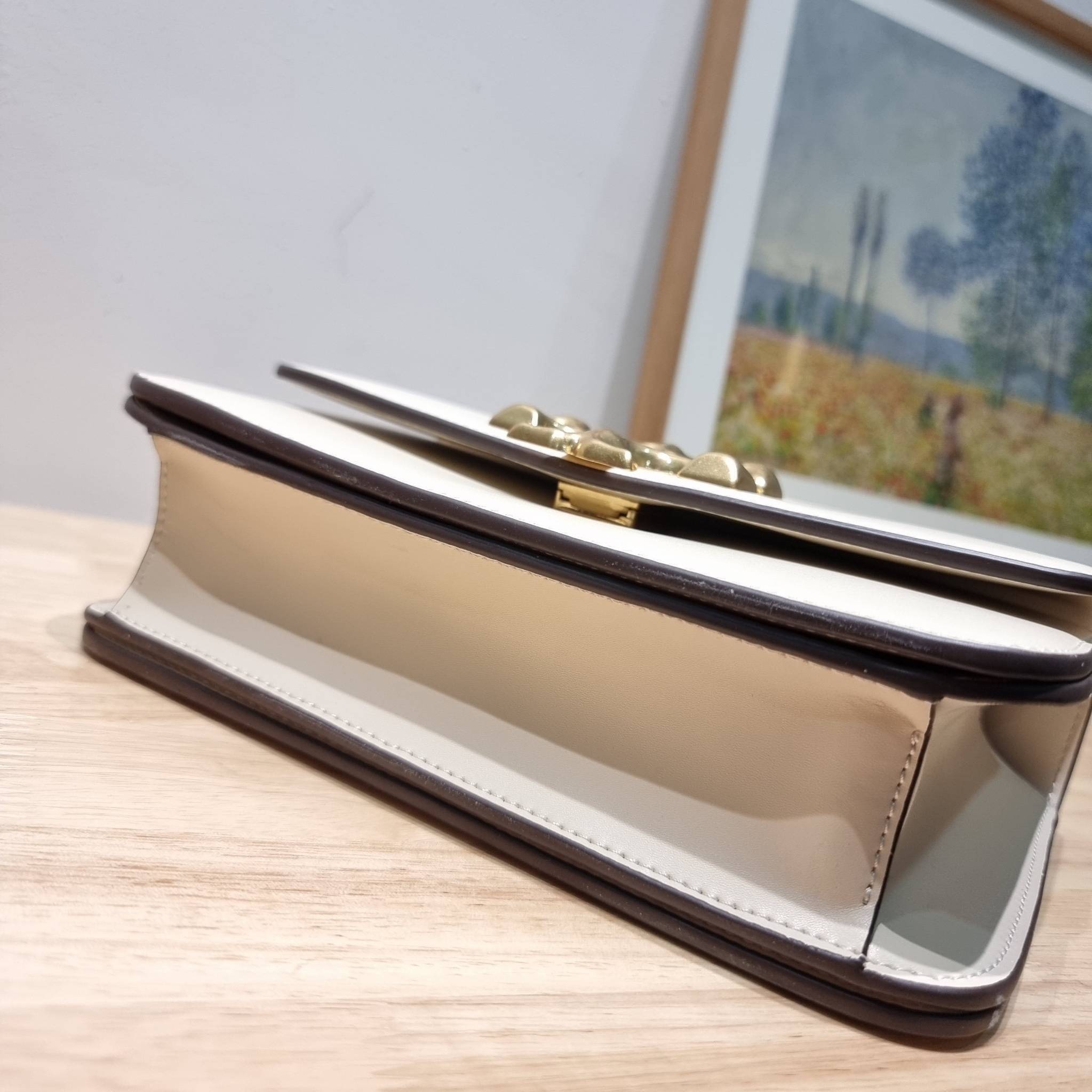 Tory Burch Bag / TORY BURCH ELEANOR CONVERTIBLE SHOULDER BAG รุ่นยอดนิยม กับไซส์ใหม่ ใหญ่จุคุ้ม! กระเป๋าสะพายข้าง ดีไซน์อยู่ทรง เรียบหรู! ผู้ดีกว่าใคร เปิด-ปิดด้วยแถบแม่เหล็ก