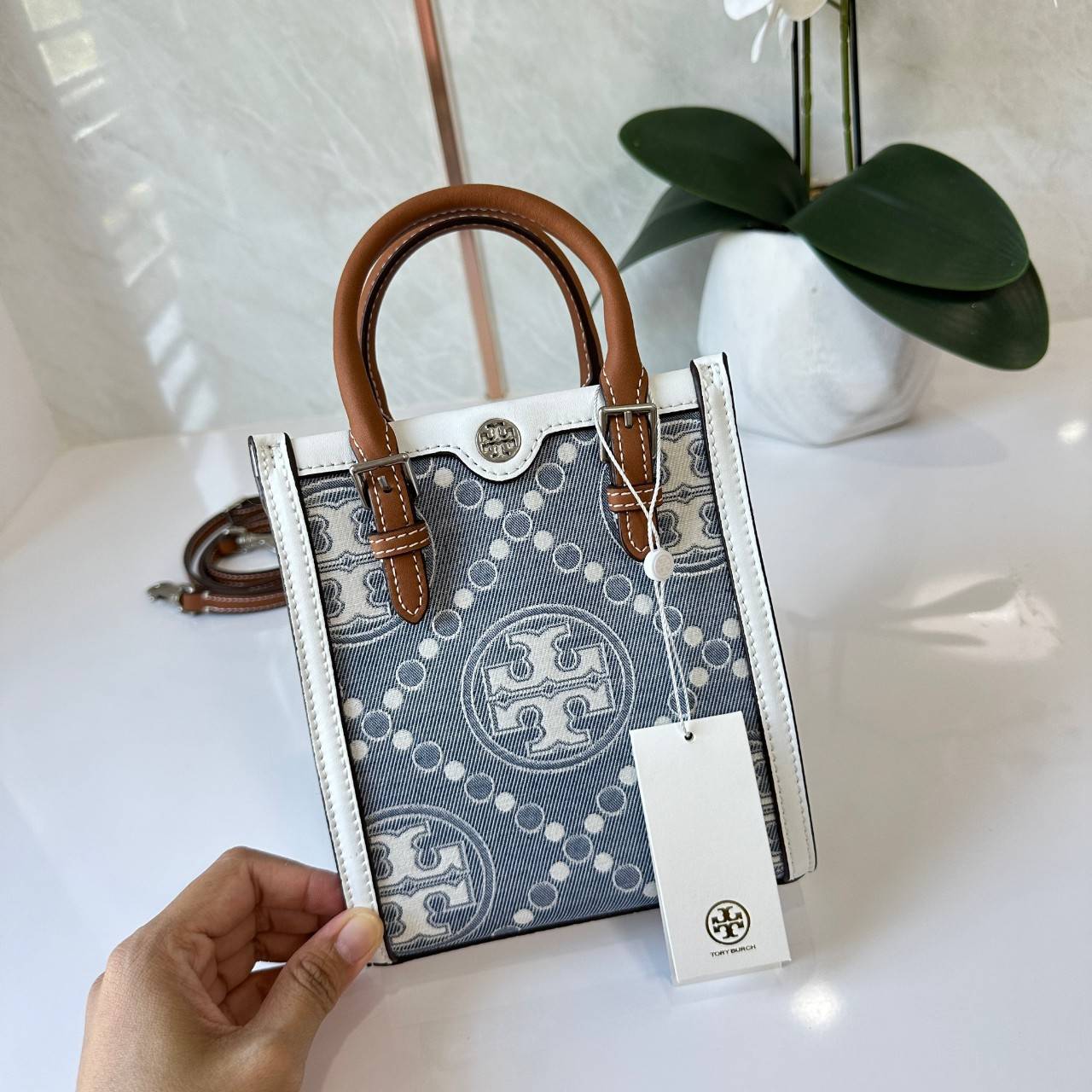 Tory Burch Mini T Monogram Denim Tote / Tory Burch T Monogram Jacquard Denim Mini Tote กระเป๋าทรงโท้ทไซส์มินิ T Monogram รูปแบบคลาสสิค ตัดเย็บอย่างดี คอลใหม่ห้ามพลาดคะ