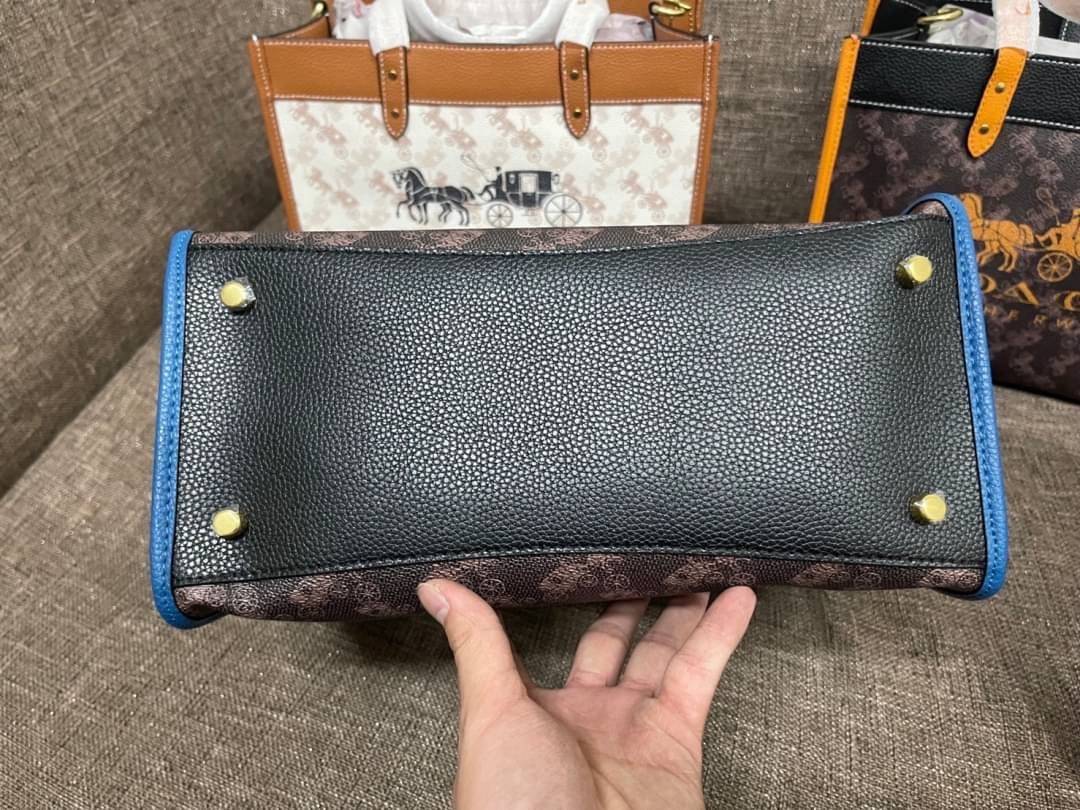 COACH FIELD TOTE 30 WITH HORSE AND CARRIAGE PRINTAND CARRIAGE BADGE 📣พร้อมส่งที่ไทย ใหม่ล่าสุด บอกเลยสีสวย สุดคลาสสิคมากๆ