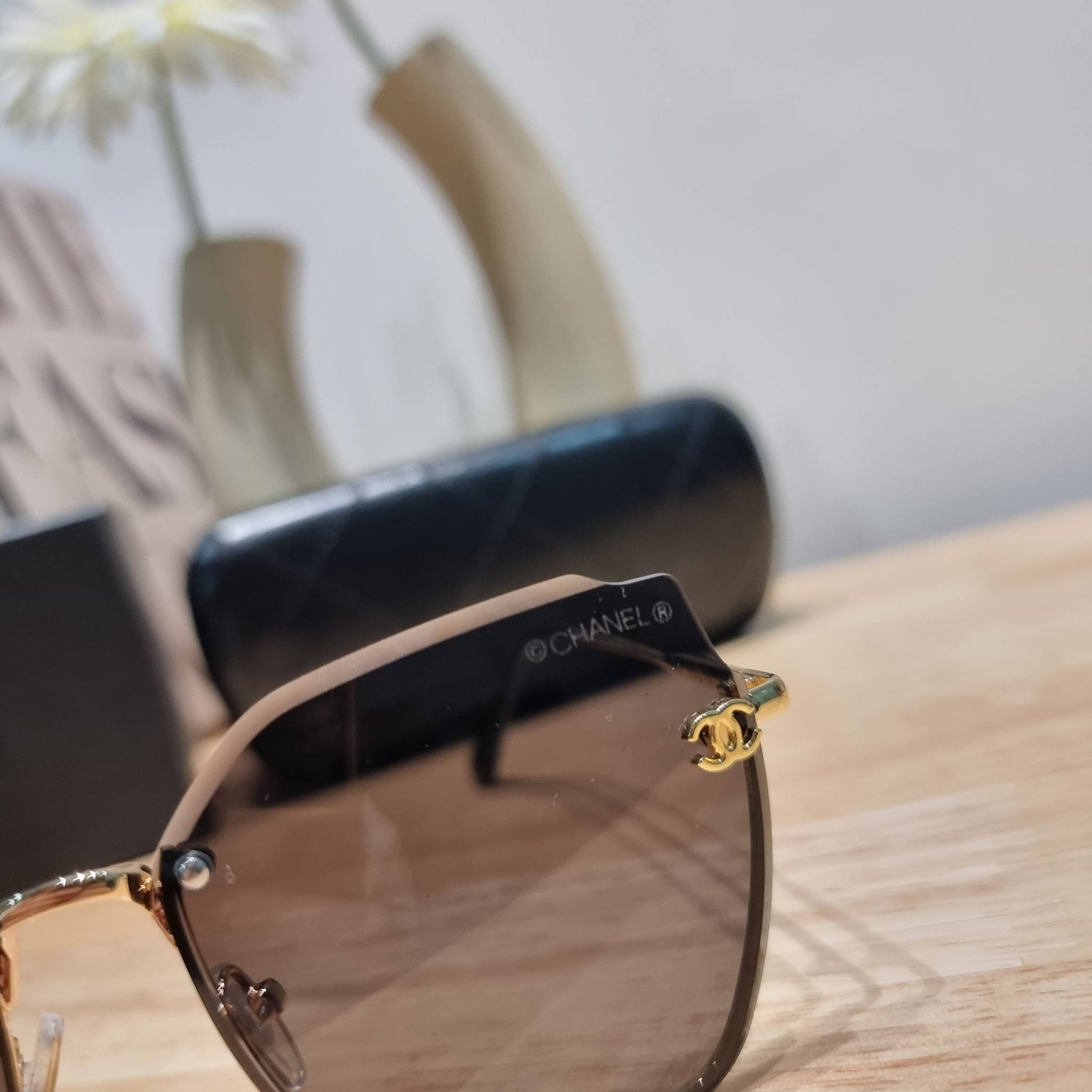 Chanel Sunglasses UV protection gift Box set สุดคุ้ม มาพร้อมอุปกรณ์ครบเซ็ท ดีไซน์ชิคมากแม่!! รับรองไม่ซ้ำใคร ใส่เสริมโหงวเฮ้ง ดูผู้ดี มีพกติดตัวไว้ไม่ตกเทรนด์ ใช้ได้ทุกโอกาส