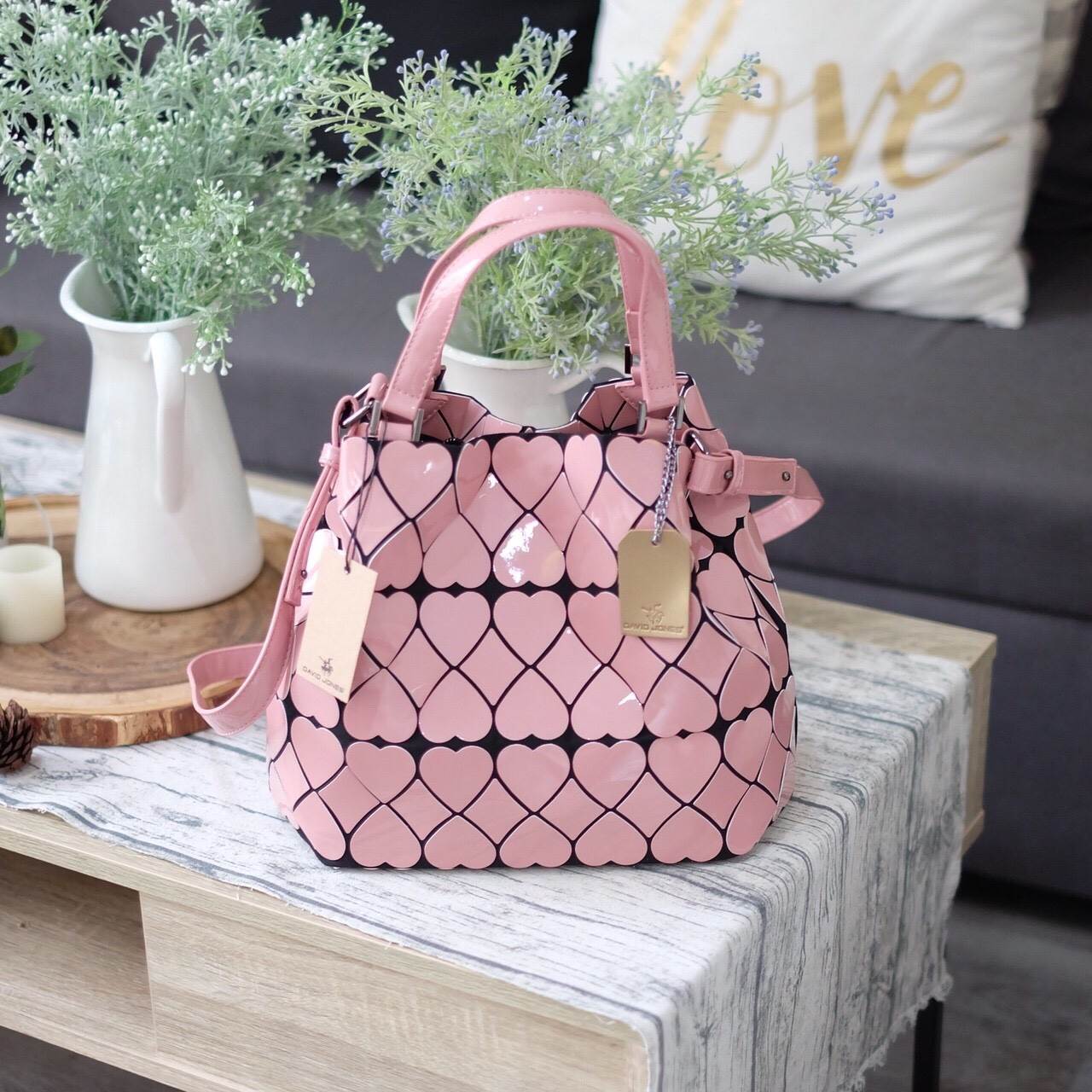 ใหม่ล่าสุด !! น่ารักปรอทแตก รุ่น Over Heart💕 ลาย หายาก ปรับทรงได้ 2 แบบ สวยรับประกันเลยค่า ( มาจำนวนจำกัด) 👉🏻👉🏻กระเป๋า จากแบรนด์ David Jones กระเป๋าสะพายข้างดีไซน์เกร๋มาก สีสวยหรูมาก ขนาดกะลังดีเลย น้ำหนังเบามากคะ