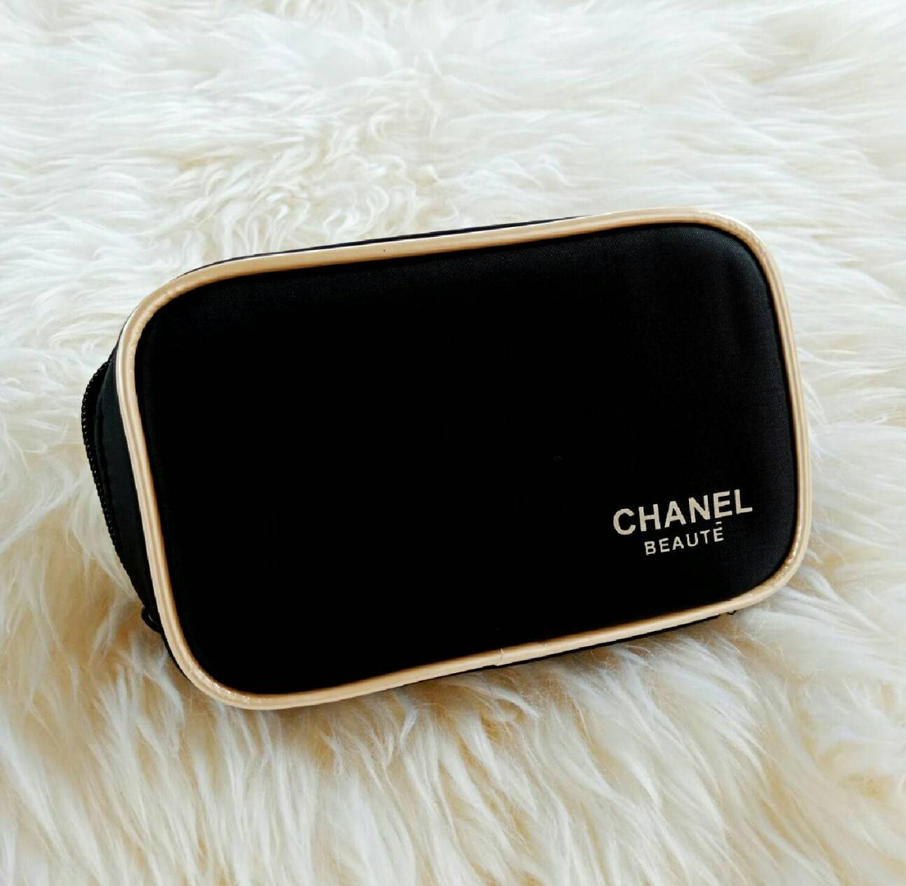 NEW Chanel Cosmetic nylon bag กระเป๋าอเนกประสงค์พรีเมี่ยมของเเท้จาก Chanel Cosmetic Counter VIP Gift วัสดุ Nylon กันน้ำซับในสีดำสกรีนโลโก้แบรนด์สวยหรู ด้านหน้าสกรีน Chanel เปิดปิดด้วยซิป จุของได้กำลังพอดี ใส่เครื่องสำอาง เครื่องเขียน ของใช้จุกจิก มือถือ ไ