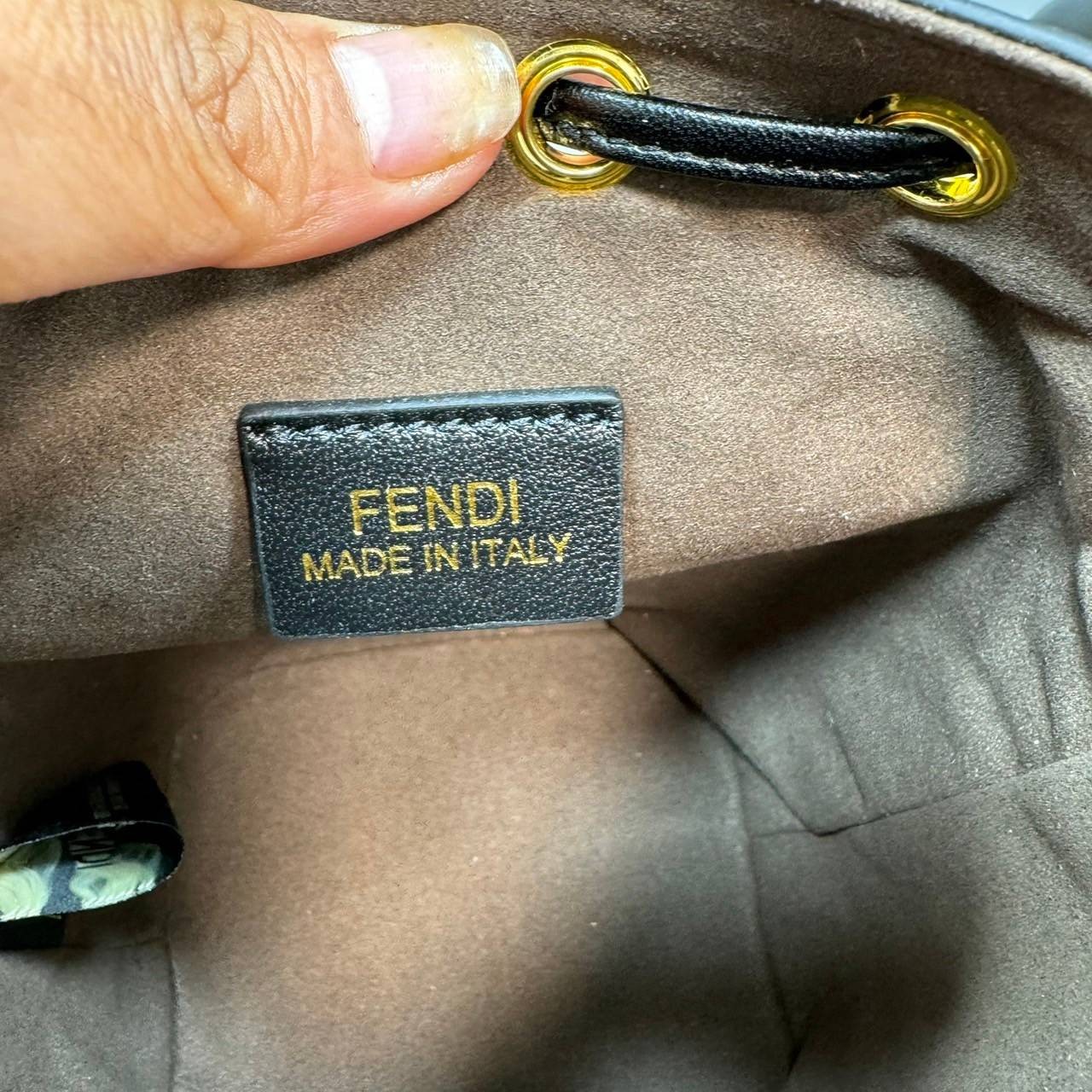 พร้อมส่ง 3 สี FENDI Mon Tresor Black leather mini-bag / FENDI Bucket Bag กระเป๋าสะพายทรงบัคเก็ตงานหนังเต็มใบ ไซส์มินิ เกรดออริ สลับแท้ 1:1