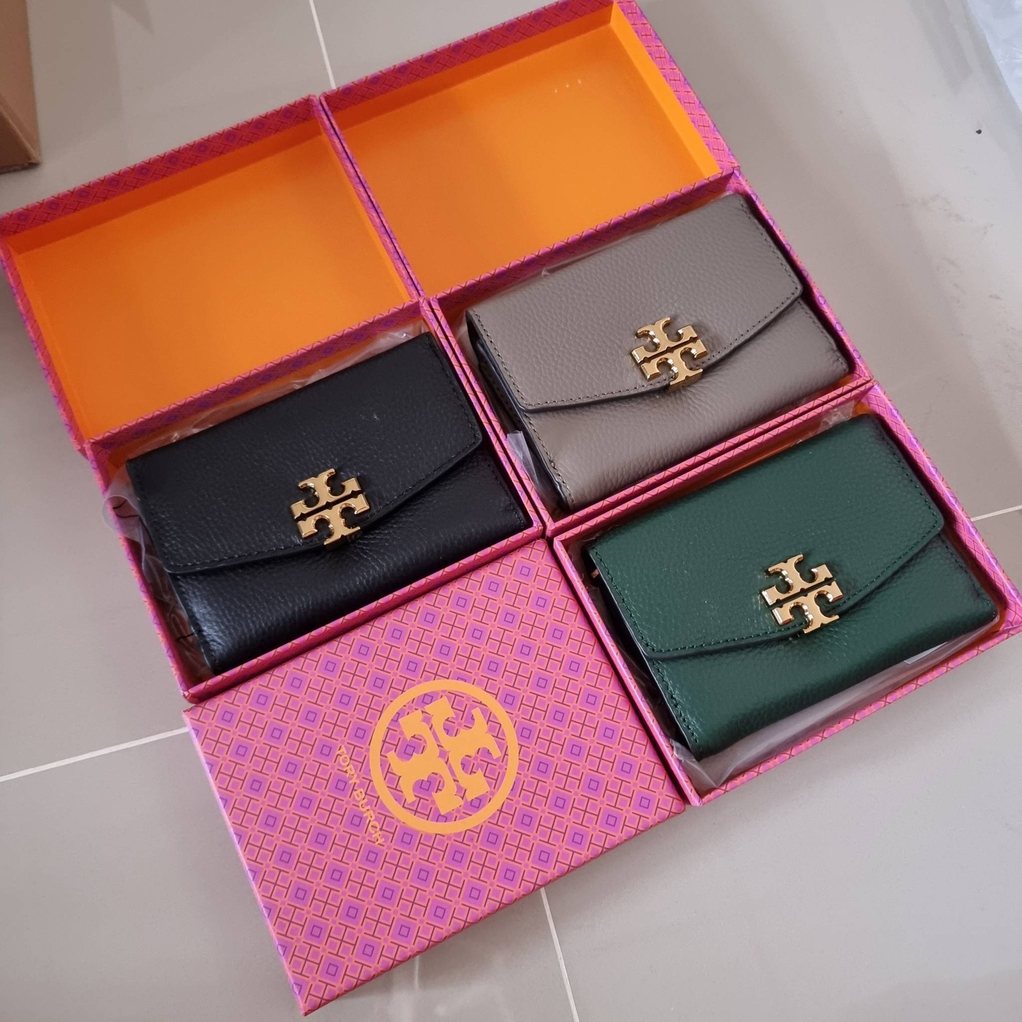 TORY BURCH KIRA MIXED MATERIALS MEDIUM FLAP WALLET กระเป๋าสตางค์ใบกลาง รุ่นยอดนิยม ดูหรูหรา ดูแพง ดีไซน์คลาสสิค ขนาดกำลังพอเหมาะ