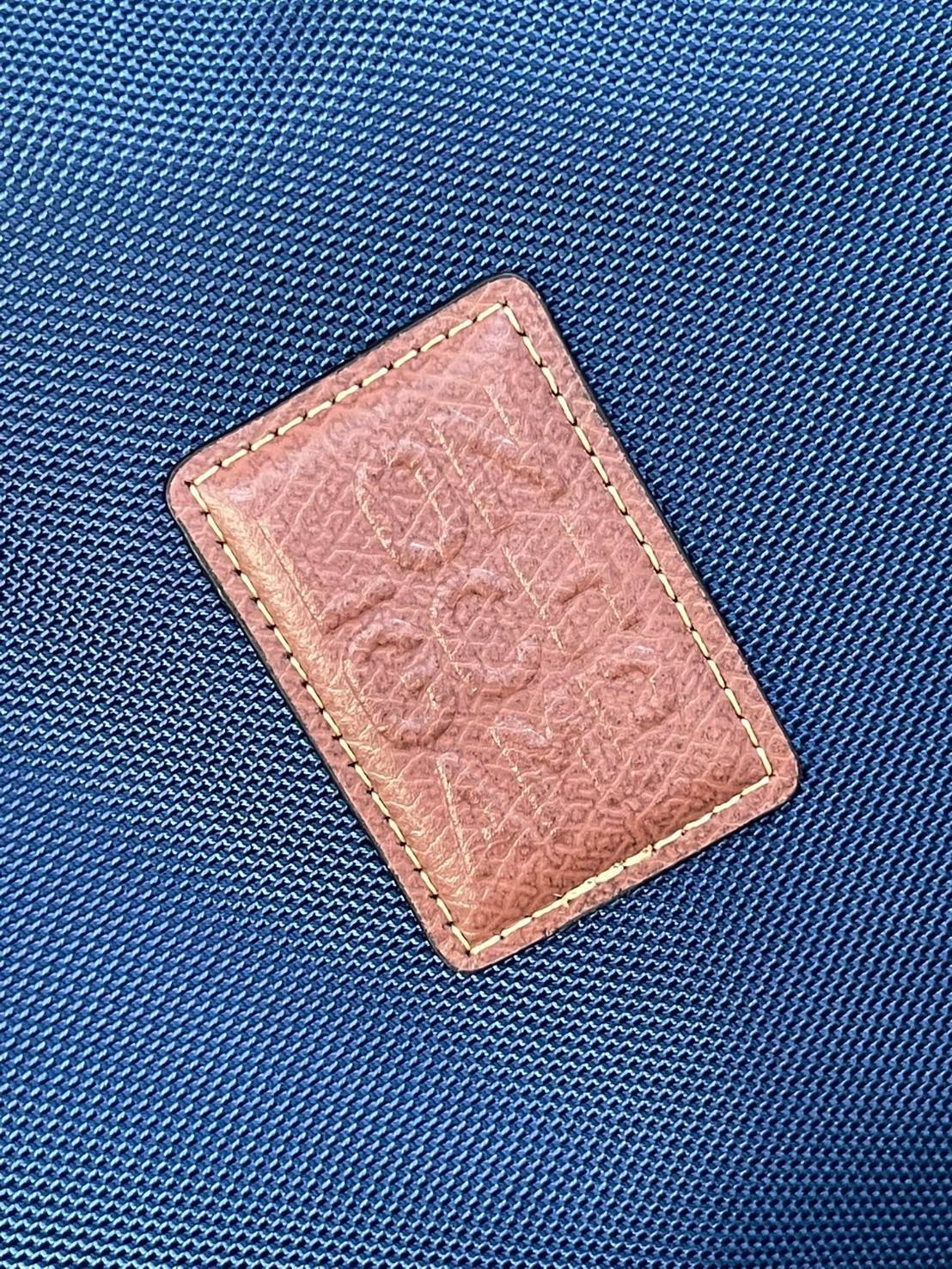 LONGCHAMP BOXFORD TRAVEL BAG M กระเป๋าเดินทางขนาดกลาง มาพร้อมสายสะพายที่สามารถถอดได้ ให้คุณเลือกสะพายไหล่หรือถือได้ มีซิปรูดเปิดปิดกระเป๋าที่ให้คุณมั่นใจได้ว่าคุณจัดเก็บไอเท็มของคุณได้อย่างมิดชิด บ็อคฟอร์ด (BOXFORD) สะท้อนความเป็นเอกลักษณ์ของแบรนด์ที่เปี่