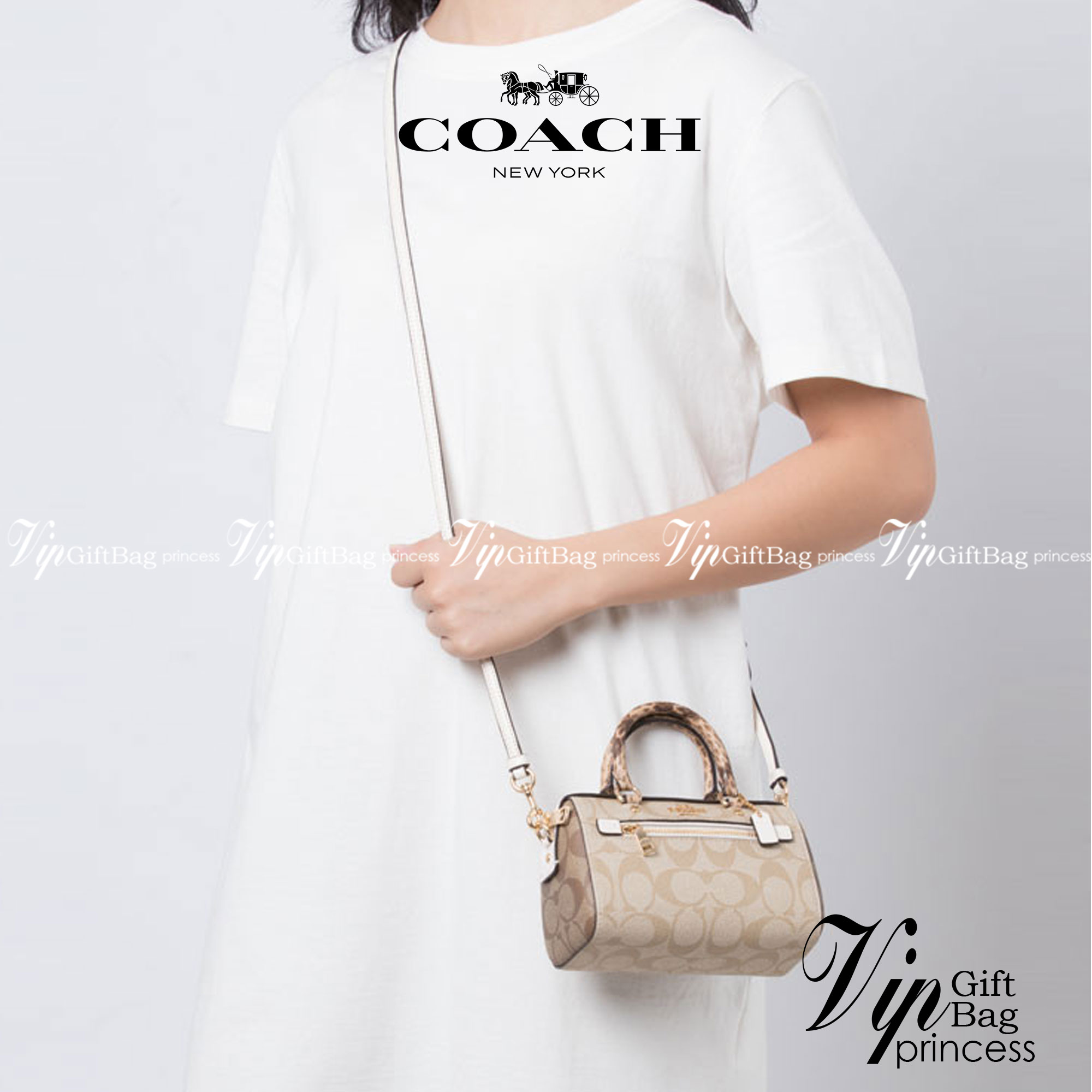 จิ๋วแต่แจ๋วไปเลยค่าา😘 COACH MICRO ROWAN CROSSBODY ((2300)) MINI พร้อมส่ง! บอกเลยสาวๆห้ามพลาด ใบจริงสวยมากๆค่ะ! กระเป๋าขนาดมินิๆ หนังCanvas ผสมหนังบายหูตรงหูหิ้วได้ลงตัวสวยวามมากๆเลยค่ะ//ด้านหน้ามีช่องซิปเล็กใส่เหรียญ เปิดปิดช่องหลักแบบซิป ภายในใส่