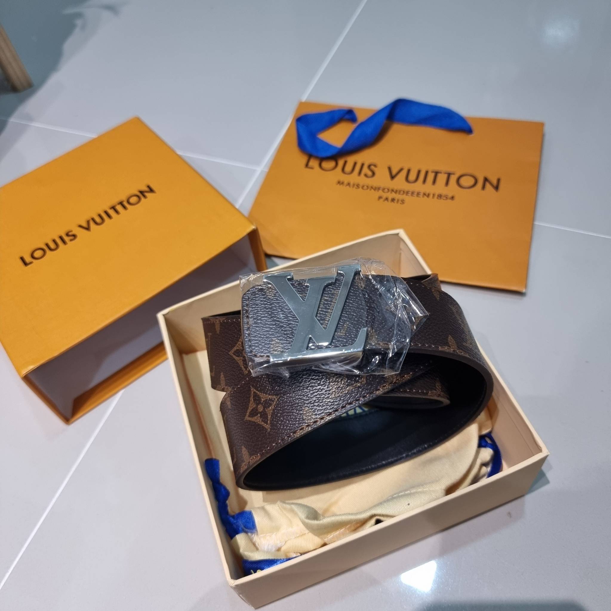 LV Belt Monogram / Silver- Gold เข็มขัดสุดคลาสสิค เรียบง่าย ผู้ดี เป็นซิกเนเจอร์ ด้วยดีไซน์ที่เป็นอมตะ หัวเข็มขัด solid steel อะไหล่ทองและอะไหล่เงินโดดเด่น