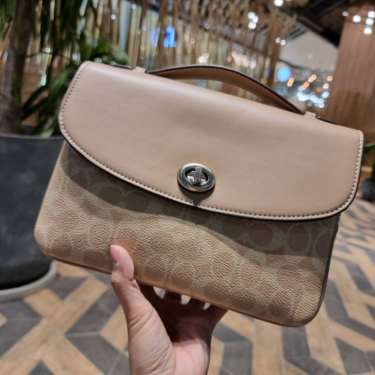 COACH 68349 CASSIE CROSSBODY IN SIGNATURE CANVAS เรียบหรู ดูดี ก็ต้องไอเท็มนี้ไม่อยากให้พลาด!! พาสเทลละมุนมากๆ สะพายแล้วดูแพงมากๆ สวยเลิศ กระเป๋าถือ/สะพายข้าง วัสดุหนังแคนวาสสลับหนังแท้ เปิด-ปิดด้วยตัวบิดล็อคแน่นหนา ภายในแบ่งสัดส่วนอย่างดี ใส่ของได้ครบสบา