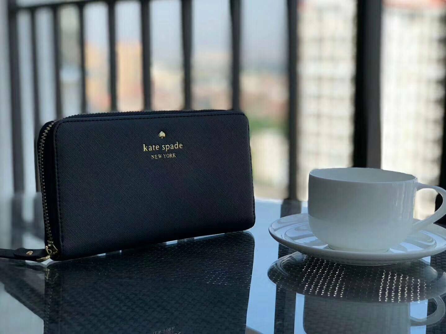 KATE SPADE LONG WALLET กระเป๋าสตางค์ใบยาวรุ่นใหม่ล่าสุดหนัง Saffiano สไตล์ PRADA สวยน่าใช้ ภายในมีช่องซิป1ช่อง และช่องใส่บัตรหลายช่อง ใส่เหรียญ บัตรได้เยอะ ตัวจริงสวยน่าใช้มากค่ะ