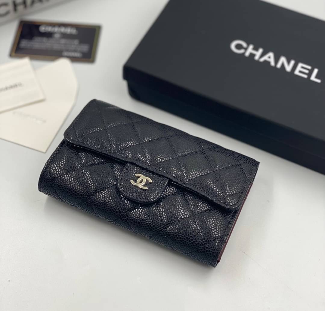 หนังแท้ CHANEL WALLET รุ่นยอดนิยมไอเท็มฮิตวัสดุหนังคาเวียร์สวยคลาสสิคเปิดปิดด้วยฝาปิดกระดุมด้านหน้ามีโลโก้แบรนด์อะไหล่ทอง/เงินสวยหรู ภายในสีแดงเบอกันดี้ มีช่องซิปด้านในเรียกว่าใบเดียวจบ เป็นใบยอดนิยมของสาวๆ เลยค่าา พร้อมส่งที่ไทยไม่ต้องรอพรีฯ สาวก Chanel 