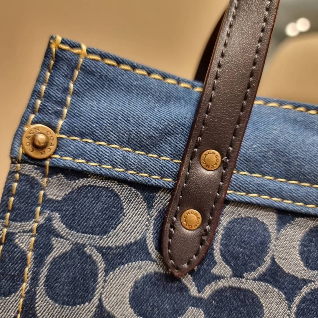 COACH CA580 FIELD TOTE 22 IN SIGNATURE DENIM คอลเลคชั่นสุดคลาสสิค ดีไซน์สวยหรูดูแพงในไอเท็มเดียว กระเป๋าทรงโท้ท ไซส์กำลังสวย น่าใช้ ชิคๆคูลๆมาก ฟังก์ชั่นการใช้งานสะดวกที่สุด มีทั้งสายคล้องแขนในตัว และสายครอสบอดี้แบบสปอร์ตเส้นใหญ่ วัสดุผ้าเดนิมตกแต่งลวดลาย