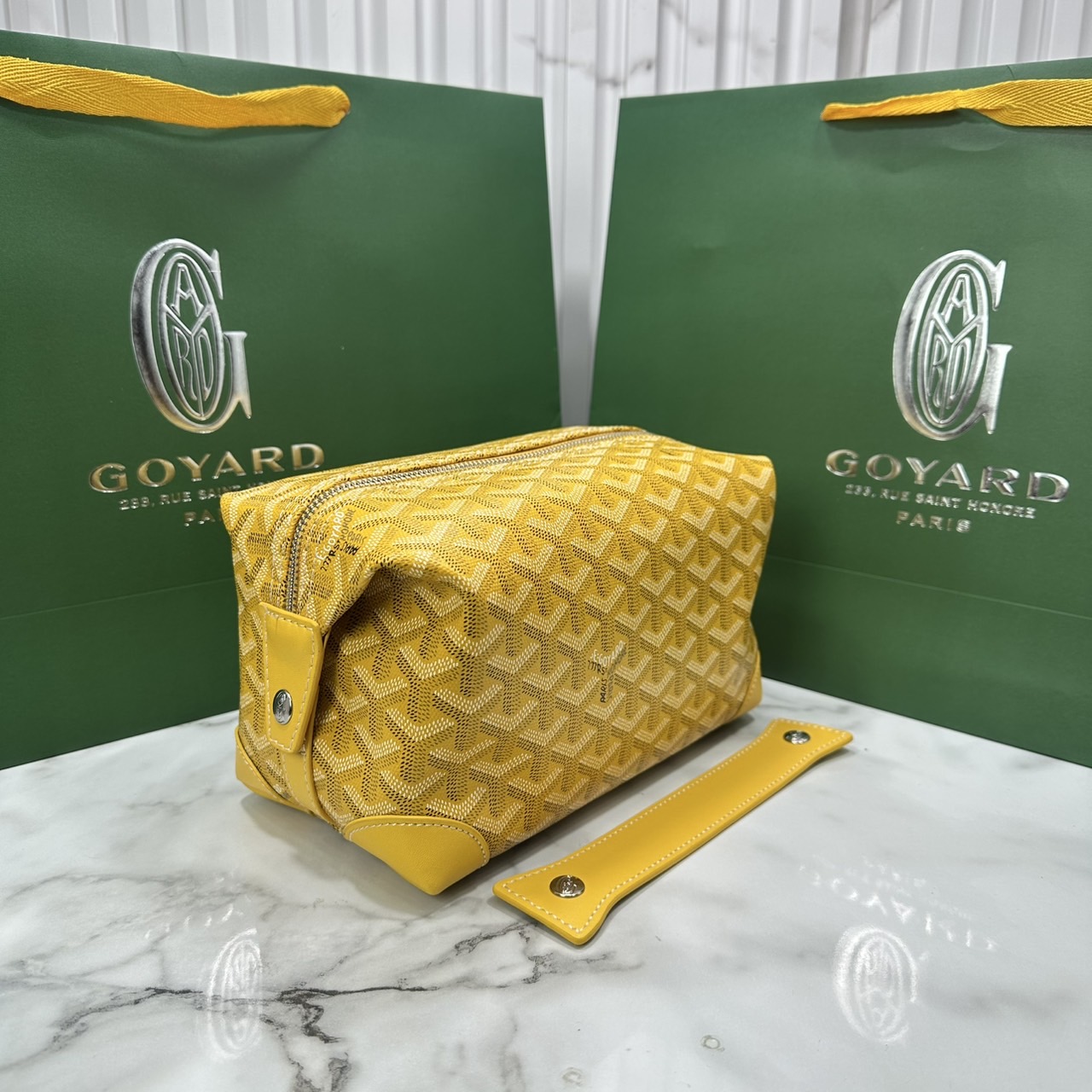ORI หนังแท้ | Goyard Bowling 25 Toiletry Bag / Goyard Pouch กระเป๋าทรงพอช พร้อมสายถือจับถนัดมือใช้งานง่ายกะทัดรัด ตอบโจทย์ความเรียบง่ายแต่คลาสสิก ใช้ได้ทั้งชายหญิง หรูหรา ติดแกรมที่สุด เป็นรุ่นตามหา ที่ตอนนี้มีพร้อมส่งแล้วค่า