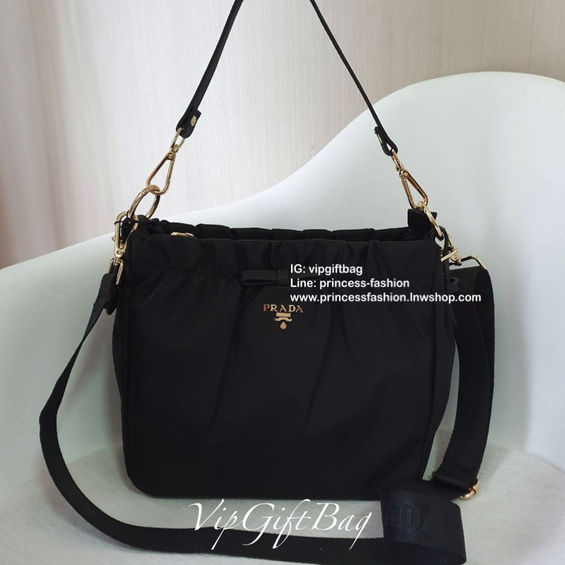 Prada nylon รุ่น Limited edition **กระเป๋าทรงน่ารัก จับจีบปากกระเป๋า ดีมาก วัสดุผ้าNyonกันน้ำ ตามแบบฉบับแบรนด์ เปิด/ปิดด้วยซิป ภายในเย็บติดป้ายหนังแบรนด์ มีช่องซิปเล็ก1 สามารถใส่ของจุกกจิกได้ สามารถใส่IPad mimiได้ มีช่องซิปเล็ก1ช่อง มาพร้อมสายหนังสั้นคล้อ