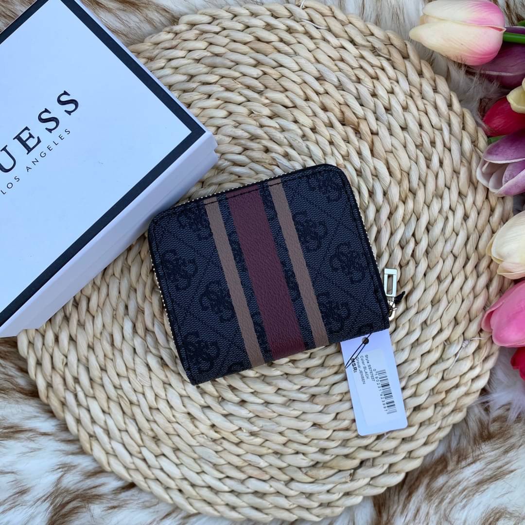 Guess wallet กระเป๋าสตางค์ใบสั้นซิปรอบทั้งใบ หนังลายแบรนด์ทั้งใบด้านหน้าติดโลหะโลโก้แบรนด์ หนังดีงามมาก