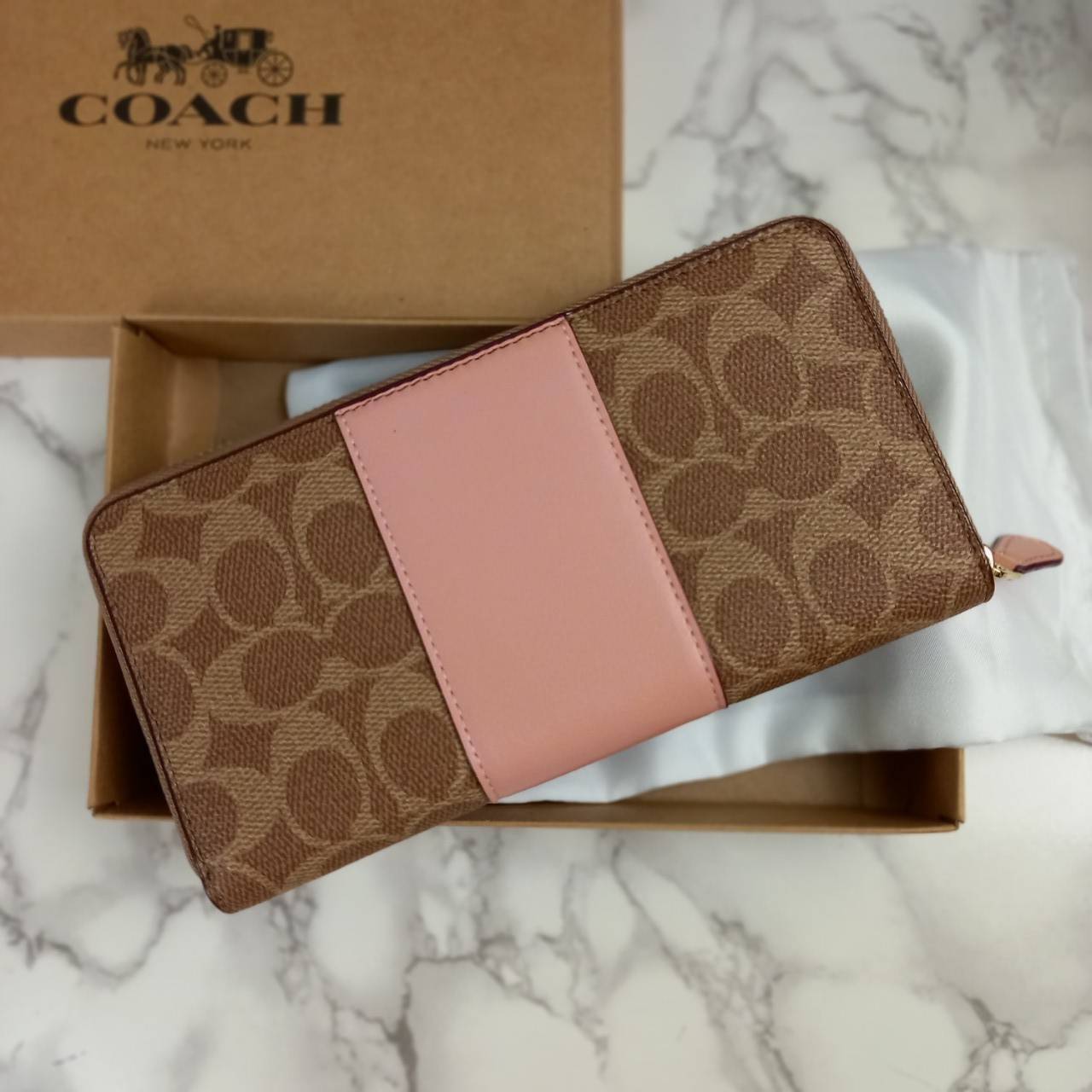 มาเท่าไหรก็ไม่เคยพอจริงๆ มีความต้องการกันถึงขีดสุด❣️😘>>COACH ACCORDION ZIP WALLET IN COLORBLOCK SIGNATURE CANVAS (COACH 31546)🍁กระเป๋าสตางค์ใบยาว ซิปรอบ //วัสดุหนังแคนวาสสลับหนังแท้ ดีไซน์สวย โดดเด่นลงตัวเป็นที่สุด ด้านในมีช่อ