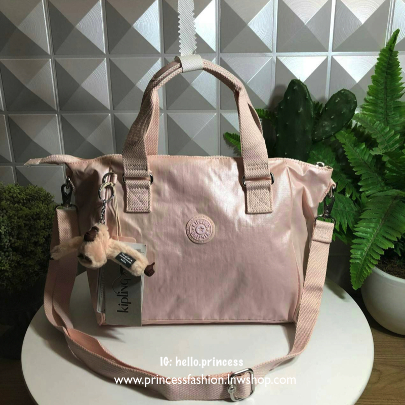 KIPLING AMIEL K15371 กระเป๋า KIPLING มาพร้อมพวงกุญเเจที่เป็นเอกลักษณ์ของเเบรนด์ เปิดปิดด้วยซิป มีสายยาว ถอดสายและปรับความยาวได้ น้ำหนักเบา ทำความสะอาดง่าย ช่องด้านในมีสายเกี่ยวกุญแจ ช่องซิปเล็กด้านใน แนะนำควรมีเลยค่า