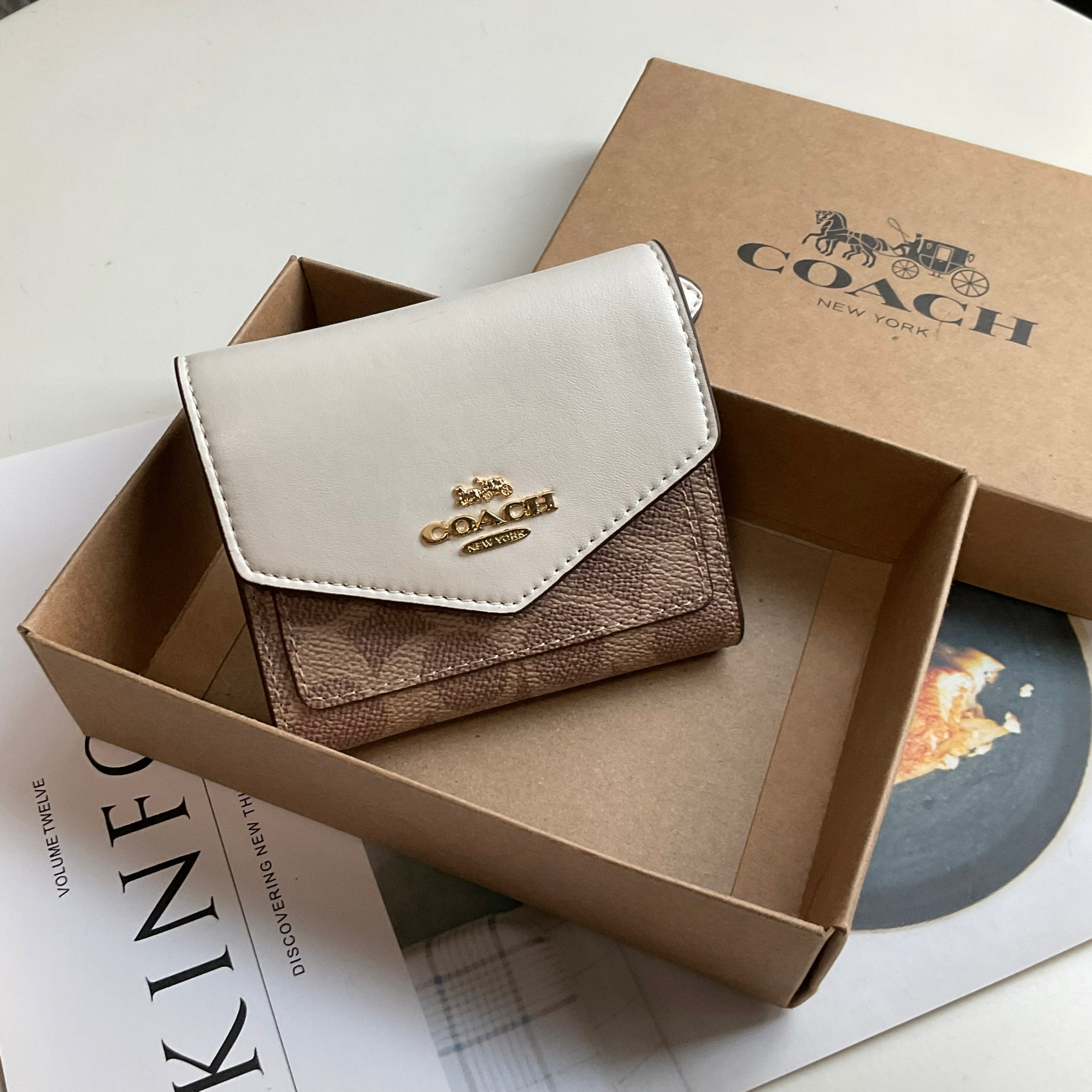 COACH SMALL WALLET IN SIGNATURE CANVAS กระเป๋าสตางค์ใบสั้น แบบพับสองตอน หน้าจดหมาย เปิดปิดด้วยกระดุมปั้มแบรนด์ ด้านในมีช่องใส่บัตรหลายช่อง และช่องใส่ธนบัตร ด้านหลังมีช่องซิปเหรียญอีกหนึ่งช่อง น้ำหนักเบา พกพาสะดวก มีให้เลือกหลายสี ห้ามพลาดค่ะ!