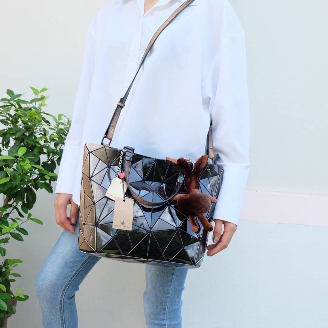 David Jones กระเป๋าสะพายข้างดีไซน์เกร๋มาก สีสวยหรูมาก ขนาดกะลังดีเลย น้ำหนังเบามากคะ ภายในมีช่องเก็บของจุกจิกได้ ฟรีตุ๊กตากระต่ายDV