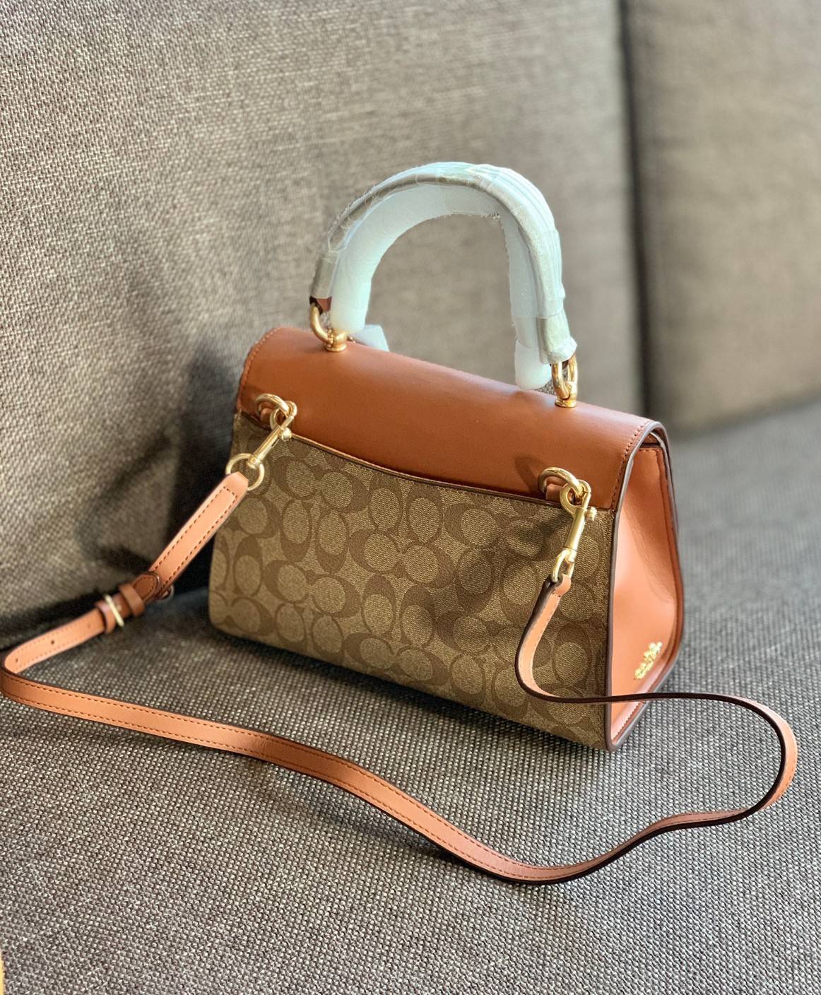 สวย หรู ดูดี รุ่นนี้กัยเลยค่า!! COACH TILLY TOP HANDLE SATCHEL IN SIGNATURE ((76620)) พร้อมส่งความสวย ห้ามพลาดค่ะ! กระเป๋าหิ้ว//คล้องมือ//สะพายข้างได้ ทรงสวย หนังแท้เรียบ+ลายCได้สวยงามค่ะ เปิดปิดกระเป๋าแบบหมุนล็อค ภายในมีช่องหลักใส่ของ2ช่อง สามารถใส่กระเป