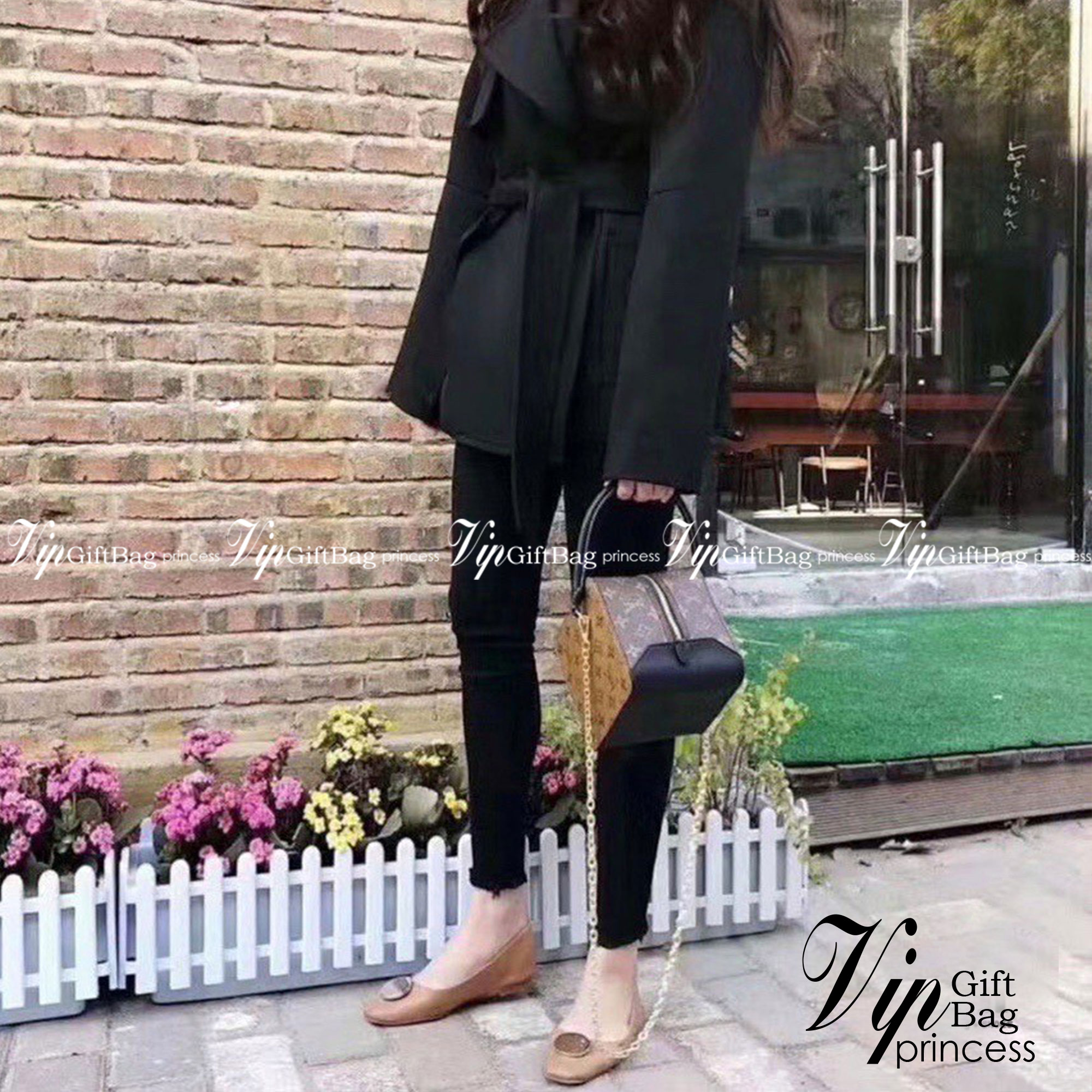 LV Square Bag กระเป๋าสะพายทรงกล่อง หนังลายโมโนแกรมมาใหม่ มาพร้อมสายสะพายยาว อะไหล่สีทอง โดดเด่นด้วยด้วยรูปทรง รังสรรค์ลงตัวได้อย่างคลาสสิค ใบจริงสวย ไม่ซ้ำใคร ได้ไปไม่ผิดหวังแน่นอน แนะนำห้ามพลาดเลยจร้าสาวๆ