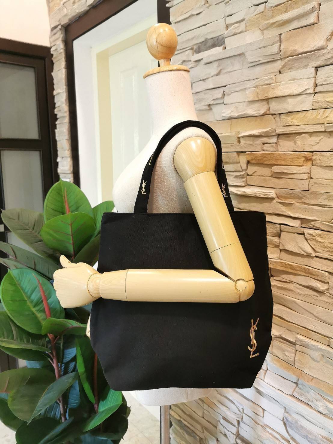 พรีเมี่ยมกิ๊ฟแท้ 100% 】Yves Saint Laurent YSL Cosmetics Canvas Tote Bag with Zipper Gift With Purchase (GWP) กระเป๋าสะพายพรีเมี่ยมกิ๊ฟรุ่นยอดนิยมจาก YSL Yves Saint Laurent Limited Collection E-Mook ดีไซน์คลาสสิคทรง Shopping Bag วัสดุ Canvas ปักโลโก้ YSL ด