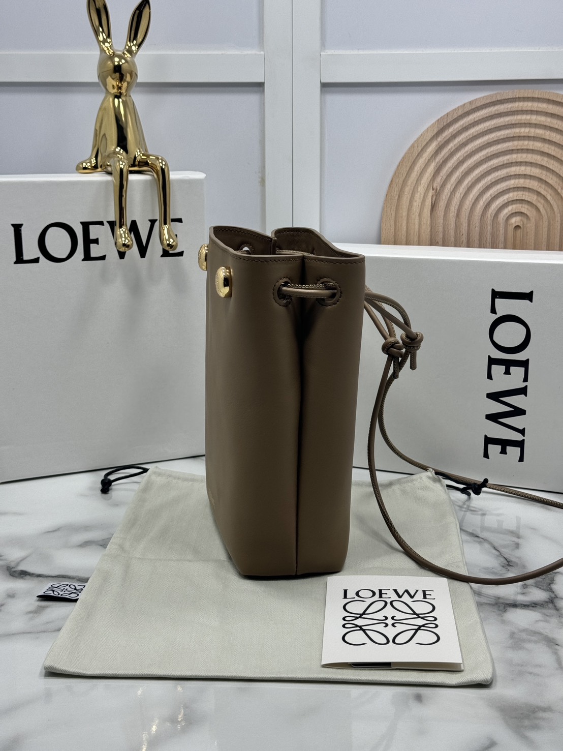 ORI หนังแท้ | LOEWE pebble pouch in smooth กระเป๋าทรงโท้ทดีไซน์คลาสสิค เรียบง่ายแต่ดูแพง มีระดับสุดๆ แต่งหมุดปั้มโลโก้แบรนด์สีทองสวยโดดเด่น เหมาะเป็นไอเท็ม everyday bag จริงๆ