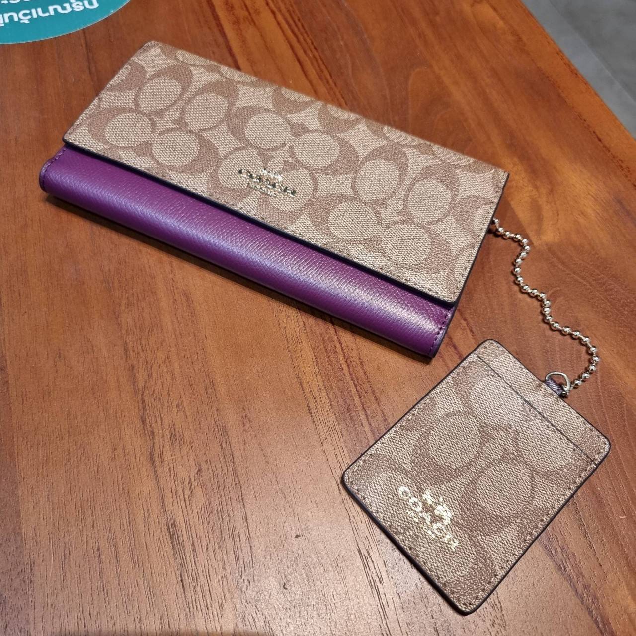 COACH F53763 TRIFOLD WALLET IN SIGNATURE กลับมาแล้วจ้า!! รุ่นขายดี!! 💓 ดีไซน์ใหม่ กระเป๋าสตางค์ใบยาว แถมที่ห้อยใส่บัตรแยกให้ (ถอดออกได้) น่ารักมากๆ ใช้งานง่าย เปิด-ปิดด้วยกระดุม ภายในใส่ธนบัตร ใส่บัตรได้เยอะ ใส่มือถือได้ไปอีก!! จุใจสุดๆ บอกเลยว่าใ