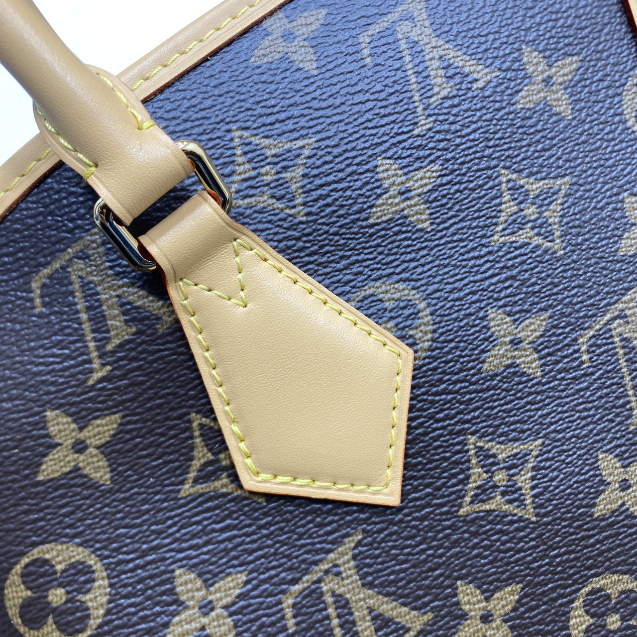 TOP ORI หนังแท้ | LV Ever More PM Monogram canvas กระเป๋าสะพายดีไซน์วินเทจ หูจับในตัว สวยหรู คลาสสิคตลอดกาล