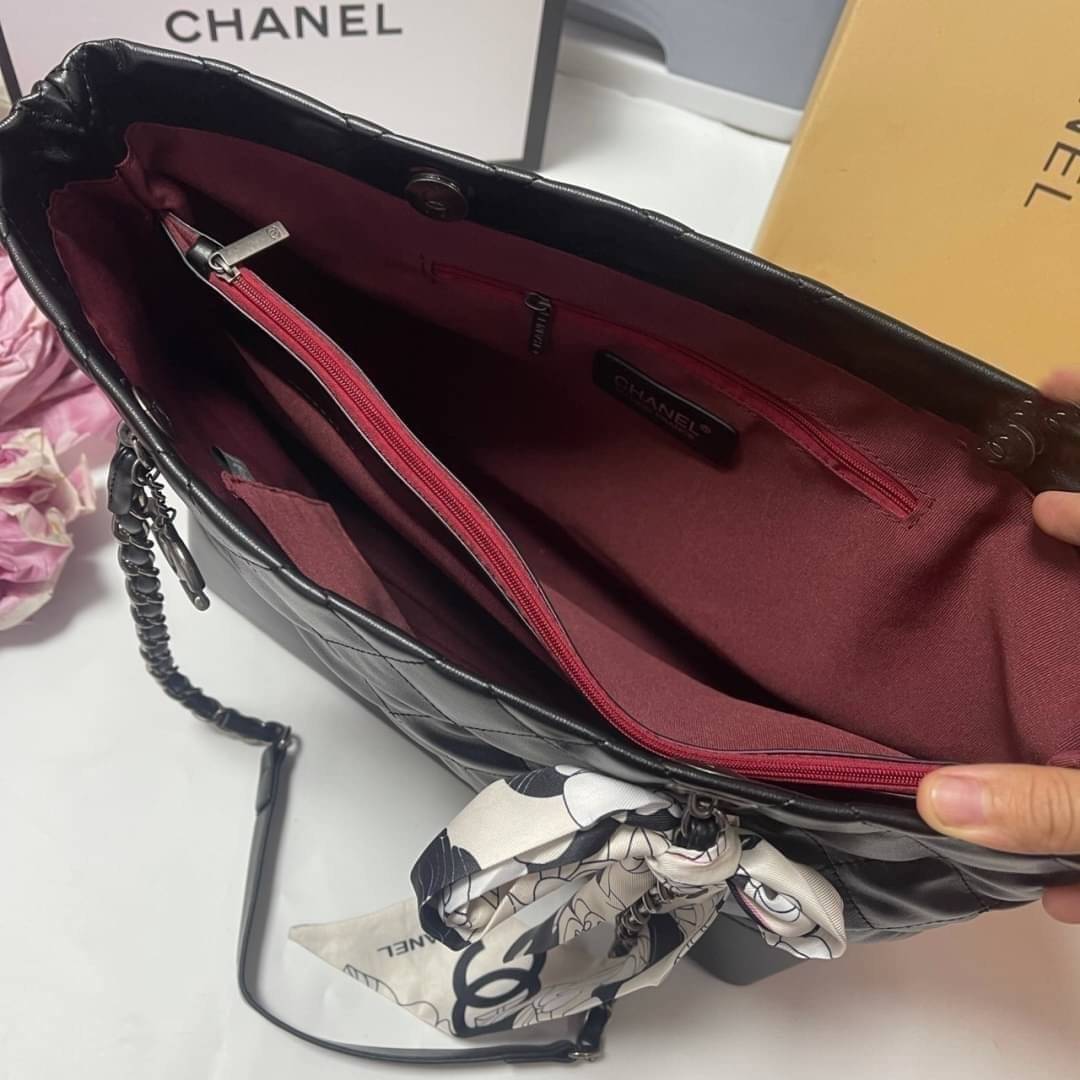 VIP 】CHANEL TOTE BAG กระเป๋าสะพายขนาดกลาง กำลังสวยเลยค่ะ ด้านในใส่ A4 , IPAD ได้สบายม้ากกก จะถือไปออกงานหรือเที่ยวในวันชิลๆก็สวยหรูที่สุดคะ ใส่ของได้หมดครบจบในใบเดียว มีใบเดียวจบ บอกเลยเลิศมากค่ะ
