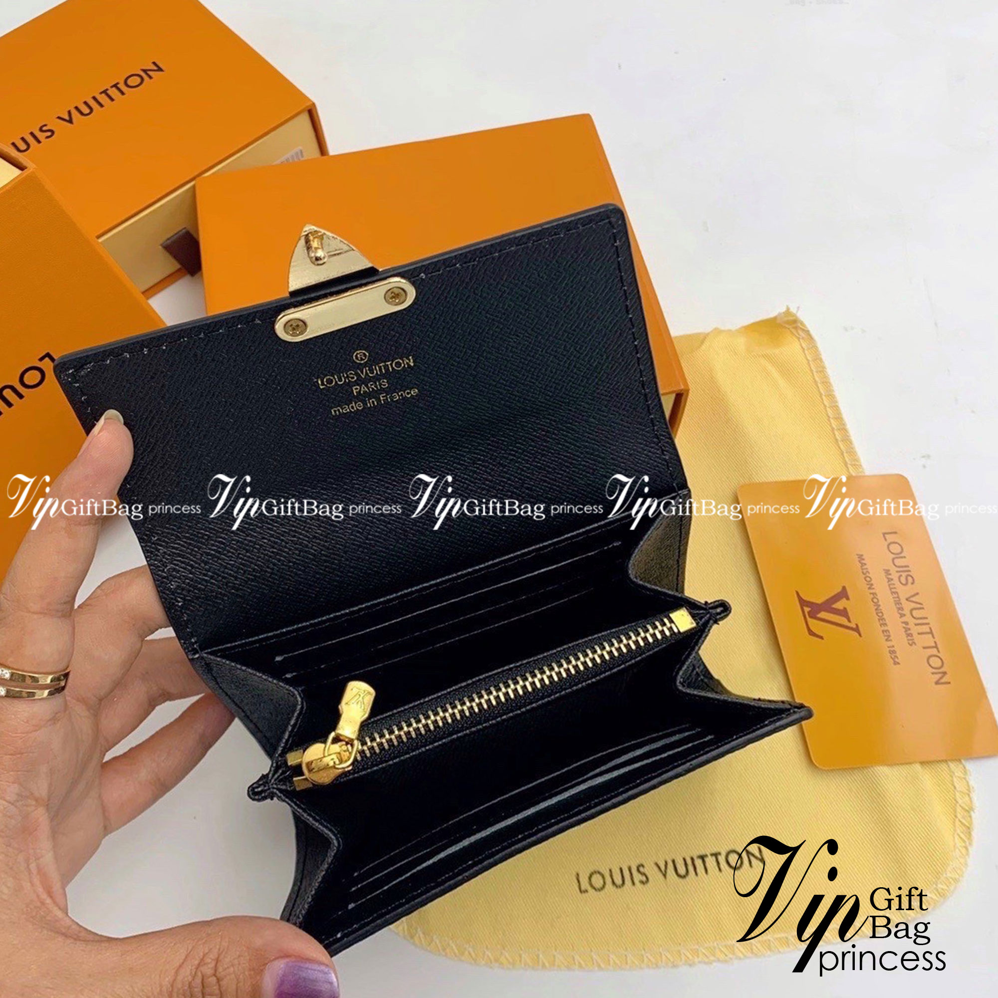 LV Short Wallet กระเป๋าสตางค์ทรงสั้น LV wallet เปิดหน้าอะไหล่ทอง งานสวยหนังดี น่าใช้ งานปั้มแบรนด์ทุกจุด งานจริงสวยเหมือนในรูปค่ะ ได้เวลาเปลี่ยนกระเป๋าสตางค์รับทรัพย์กันแล้ว!! LV wallet กระเป๋าสตางค์รุ่นไอเท็มหายาก ที่สาวๆต้องว้าว!! ใบสั้นขนาดกำลังเหมาะมื