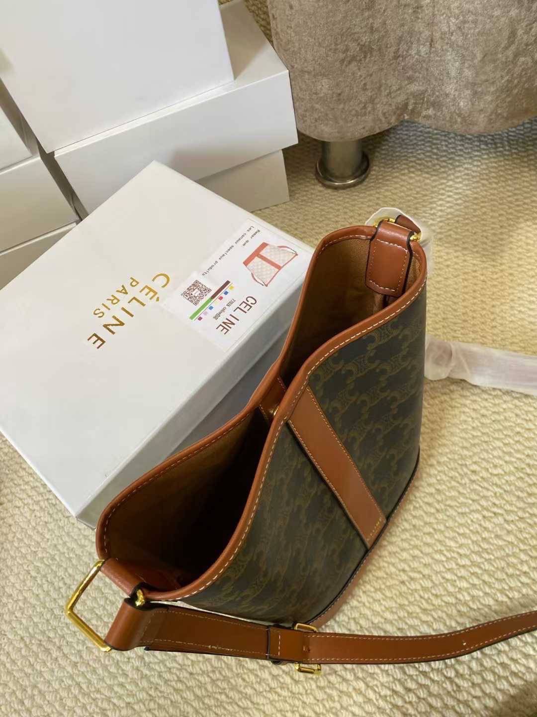 Celine bucket bag in Triomphe canvas and leather / Celine Tote Bag 6" 8" 9.5" กระเป๋าสะพายทรงบัคเก็ต โท้ทรุ่นแรกของแบรนด์ที่ได้รับความนิยมมากที่สุด ควรมีติดตู้ไว้เลย ดีไซน์สวยคลาสสิคไม่มีเอาท์