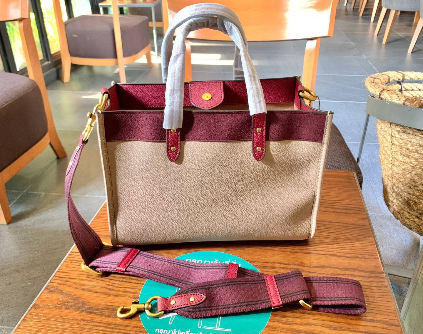 COACH FIELD TOTE IN COLORBLOCK WITH COACH BADGE ((C6035)) 📌พร้อมส่ง ยังไม่มีในไทยแน่นอนนจ้าา😘 กระเป๋าทรง Tote ที่สาวๆต้องมีติดตัวสักใบ! รุ่นนี้ใช้หนังแท้อย่างดี หนังนิ่ม สวยมากๆค่ะ หลงรักแน่นอน