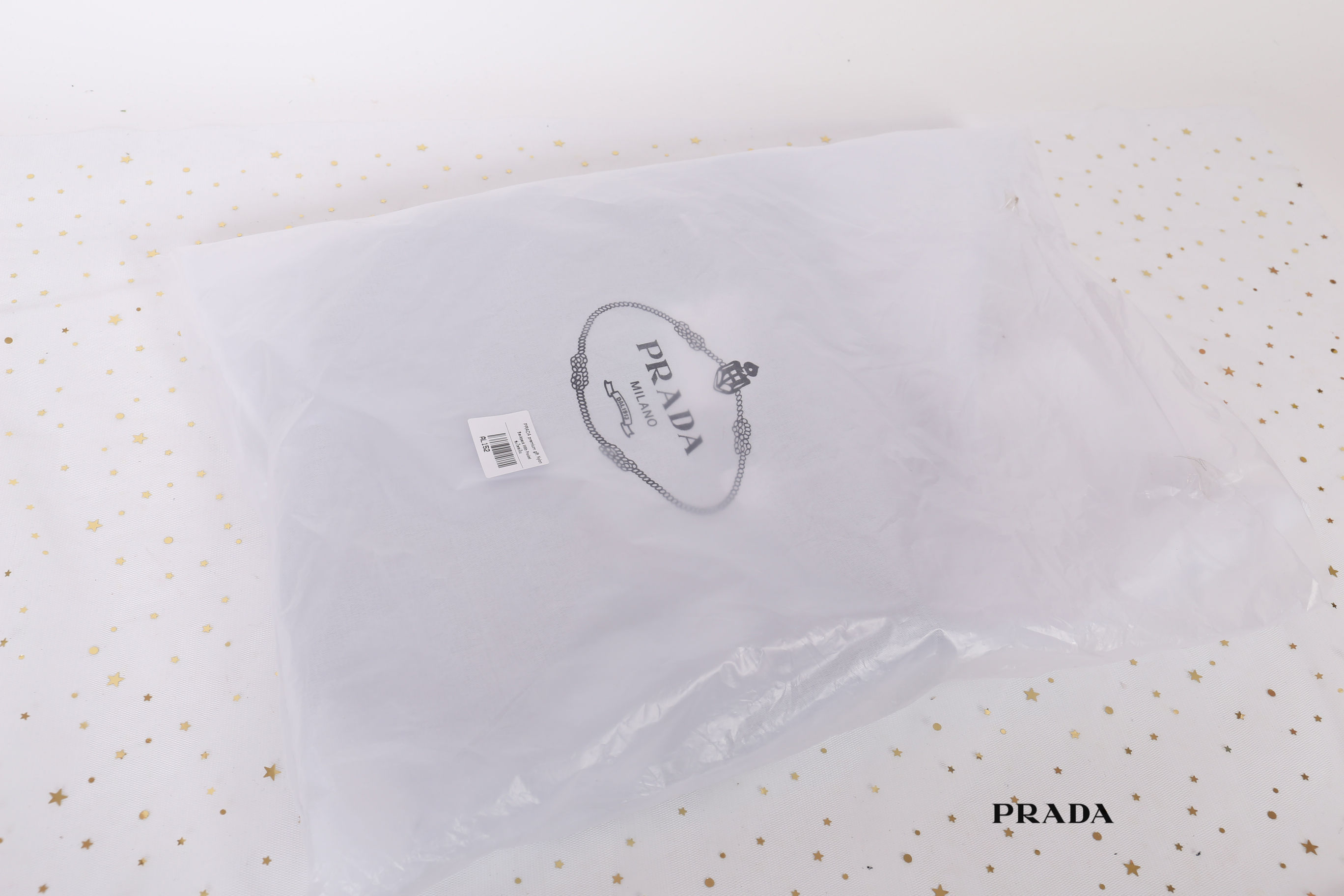 PRADA premium gift Nylon Backpack With Pocket วัสดุผ้าไนล่อนกันน้ำเนื้อหนาอย่างดี ใบนี้ ดีไซต์สวยเก๋ งานดีมากๆ อะไหล่แบรนด์ทุกจุด ใบนี้เก๋ตรงที่ เป็นเป้แบบหูรูด ทรงสวยน่ารัก แถมยังมีเปิดปิดด้วยกระดุมแม่เหล็กและแต่งด้วยเข็มขัดปรับได้ด้วย ด้านหน้ามีกระเป๋าอ