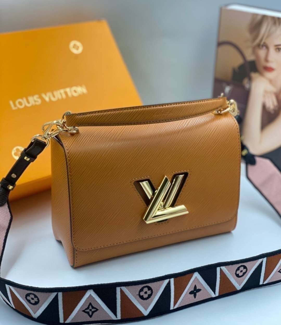 หนังแท้ LOUIS VUITTON Epi Twist Shoulder Bag MM พร้อมส่งที่ไทย เกรดออรินอลงานหนังแท้ทั้งใบ ภาพสินค้าถ่ายจากงานขายจริง ใช้งานต่างประเทศได้