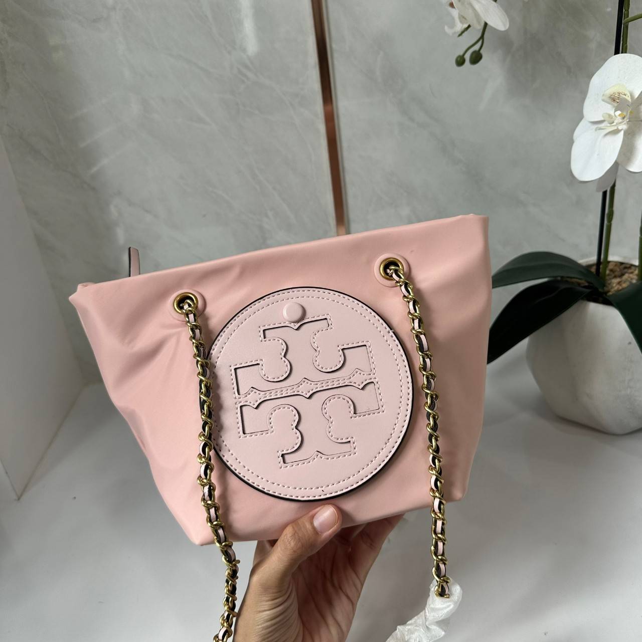 TORY BURCH Ella Chain Crossbody Nylon Bag กระเป๋าคล้องไหล่สายโซ่หรูหราโดดเด่นด้วยโลโก้หนังด้านหน้า สามารถปรับสะพายคอสบอดี้ สะพาลไหล่ได้