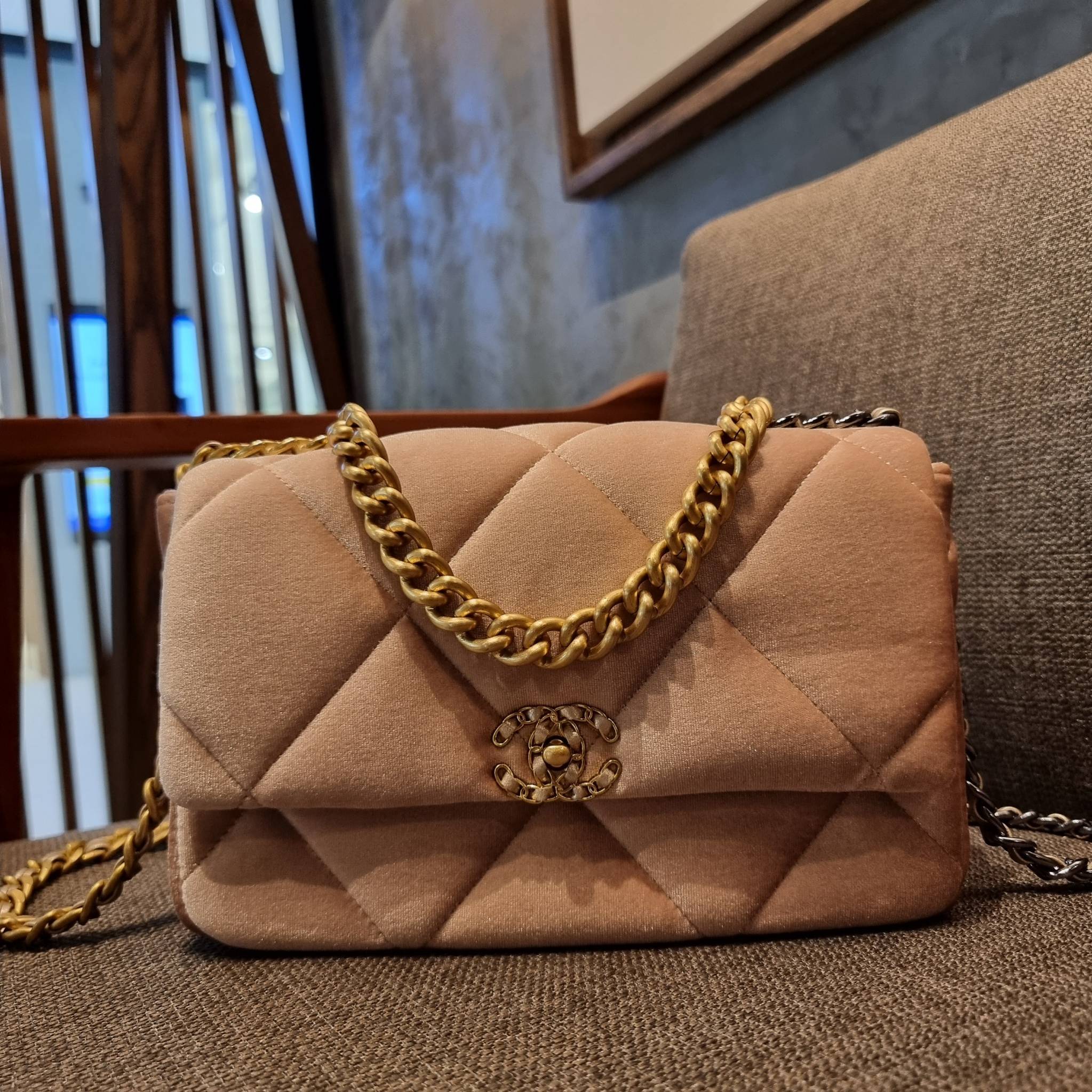 ไม่มองไม่เหลียวไม่ได้แล้ว!! ความหรูที่โดดเด่นจากผ้ากำมะหยี่ สร้างดีเทลผู้ดี ลูกคุณมากๆ Chanel vip boutique กระเป๋าสะพายจาก duty free ในราคาสุดประหยัด!! ดีไซน์เลิศ ตกแต่งด้วยโซ่ทูโทน ลงตัวแบบไม่มีที่ติ เปิด-ปิดด้วยตัวบิดล็อค ภายในโล่งกว้าง ใส่กระเป๋าสตางค์
