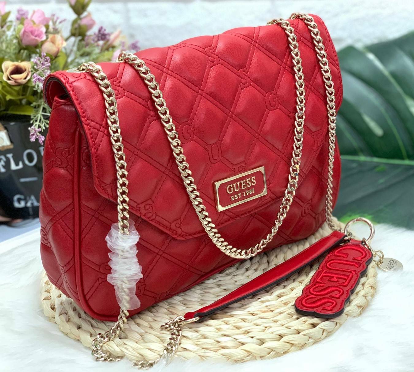 GUESS LOLLI CONVERTIBLE CROSSBODY BAG รุ่นแนะนำค่ะ!! กระเป๋าสะพายข้าง//ทบสายสะพายไหล่ได้ วัสดุหนังลายนวม ด้านหน้ามีอะไหล่โลโก้แบรนด์ เปิดปิดกระเป๋าแบบกระดุมแม่เหล็ก ภายในกว้างสามารถใส่ของจุ ใส่กระเป๋าสตางค์ใบยาวได้ค่ะ มีช่องซิปและช่องเล็กใส่ของจุกจิกน่ะค่