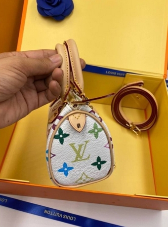 VIP 】LOUIS VUITTON Monogram Multicolor Mini Speedy พร้อมส่งความน่ารักค่ะ! กระเป๋าทรงหมอนไซด์มินิ หนังแกะแท้นิ่มสวยงามค่ะ เปิดปิดกระเป๋าแบบซิป ภายในสามารถใส่มือถือได้ กระเป๋าเงินใบกลางได้ พาสปอร์ตได้ค่ะ
