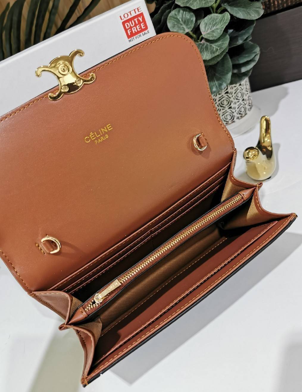 CELINE CLUTCH BAG WITH CHAIN VIP GIFT WITH PURCHASE GWP กระเป๋าพรีเมี่ยมกิ๊ฟ Limited จาก CELINE HAUTE PARFUME DUTYFREE COUNTER วัสดุ Triomphe Canvas หนังสวยอยู่ทรงเปิดปิดด้วยฝาปิดกระดุมประดับโลโก้แบรนด์สีทองด้านหน้า ภายในมีช่องแบ่งหลายช่อง มีช่องใส่บัตรหล