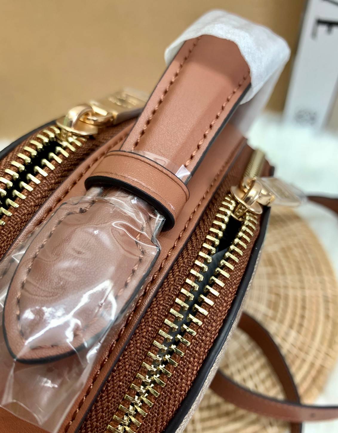 ใหม่ล่าสุดก่อนใคร! 🌈ต้อนรับเปิดประเทศด้วยรุ่นใหม่กันค่าา😘 COACH Serena Satchel In Signature Canvas With Stripe ((C5642)) พร้อมส่งที่ไทย ใบจริงสีคือสวยหรูมากค่ะ! กระเป๋าสะพายข้าง ขนาดกระทัดรัด ทรงโดมเล็ก น่ารักมากๆค่ะ ด้านหน้าสกรีนแถบสีสายร