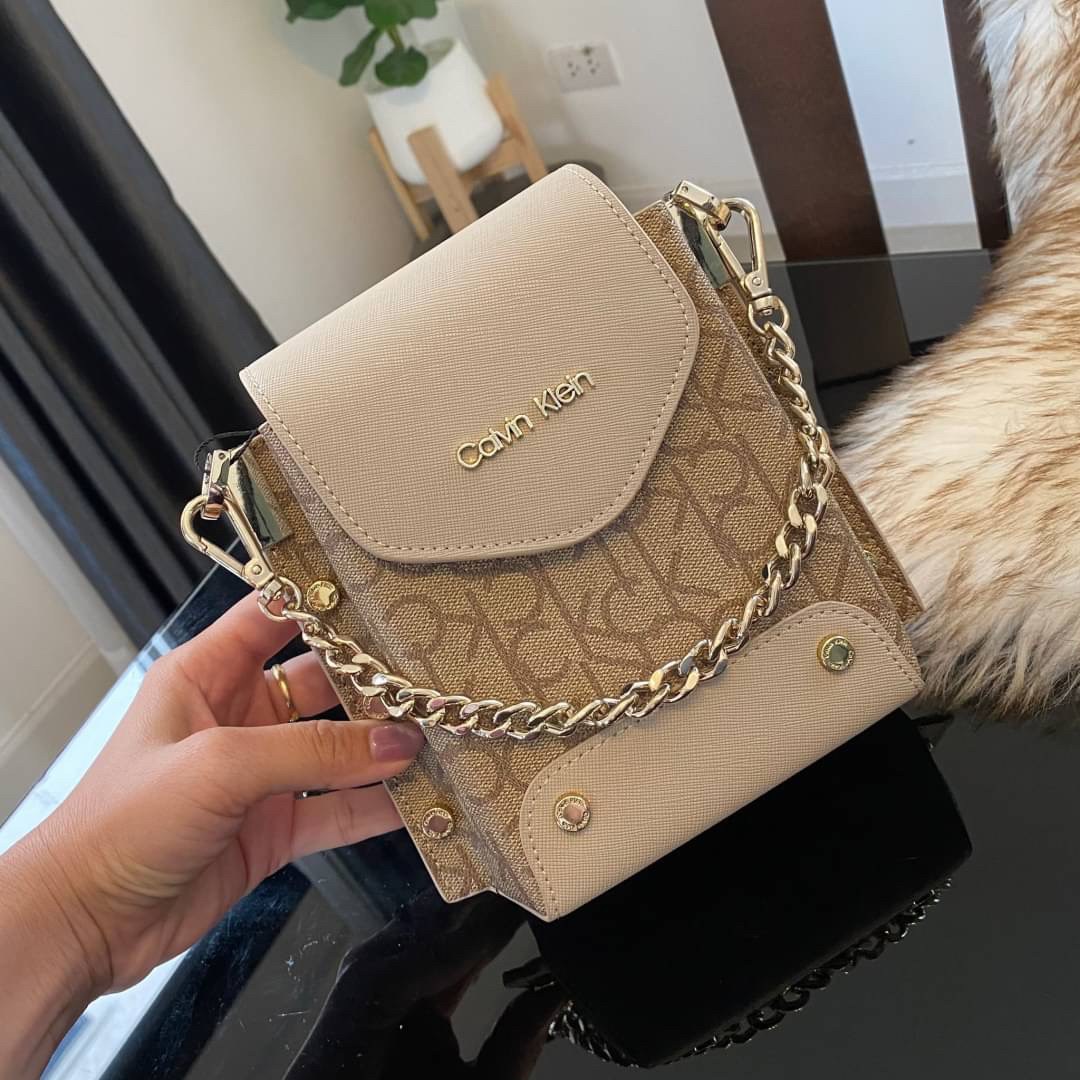 CALVIN KLEIN JEANS crossbody bag กระเป๋าถือหรือสะพาย ลายซิกเนเจอร์แบรนด์ทั้งใบ เปิด-ปิดกระเป๋าด้วยกระดุมแม่เหล็ก ด้านในแบ่งเป็น 2 ช่องหลัก และมีช่องเล็กใส่ของจุกจิก ซับในลายแบรนด์อย่างดี มาพร้อมสายสะพายยาวปรับระดับได้ฟรีไซต์ สามารถใช้ได้หลากหลายโอกาสค่ะ